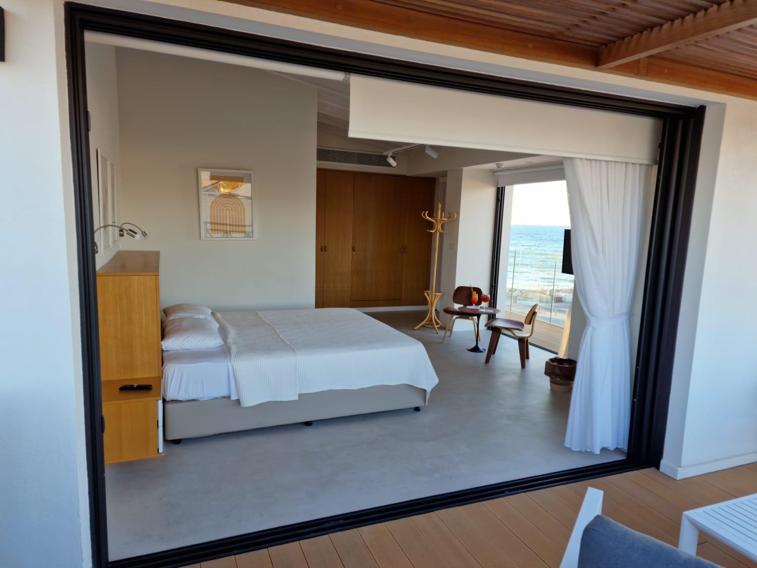Deluxe Suite with Sea View - Photo 5