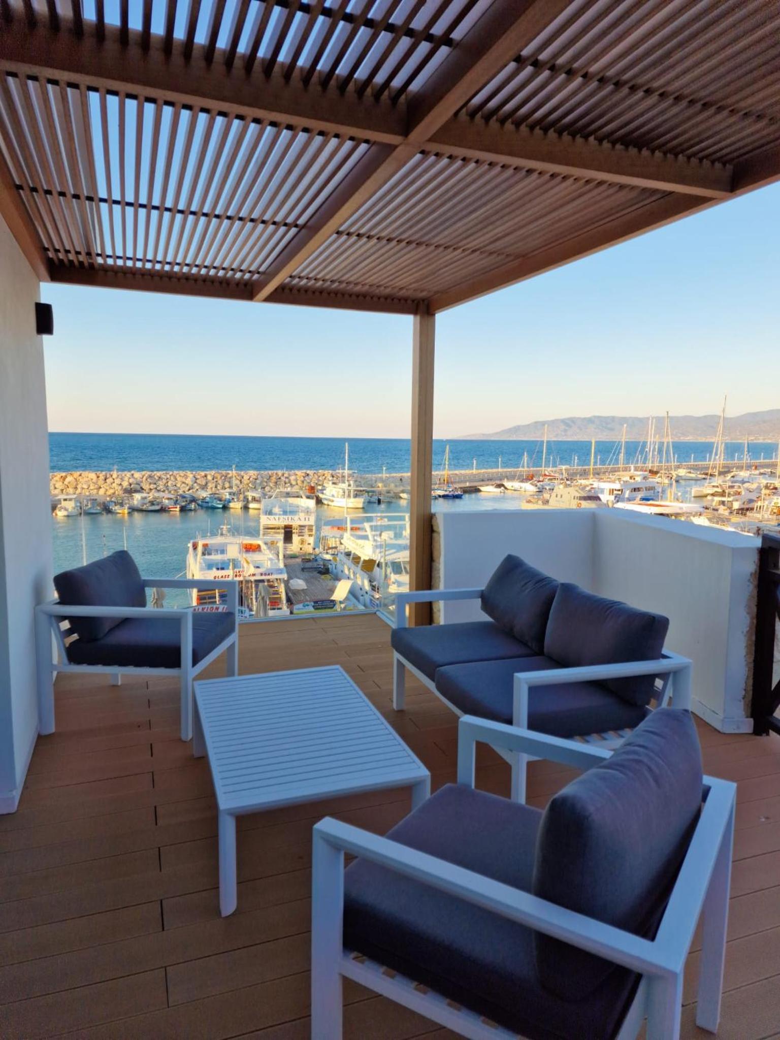 Deluxe Suite with Sea View - Photo 7