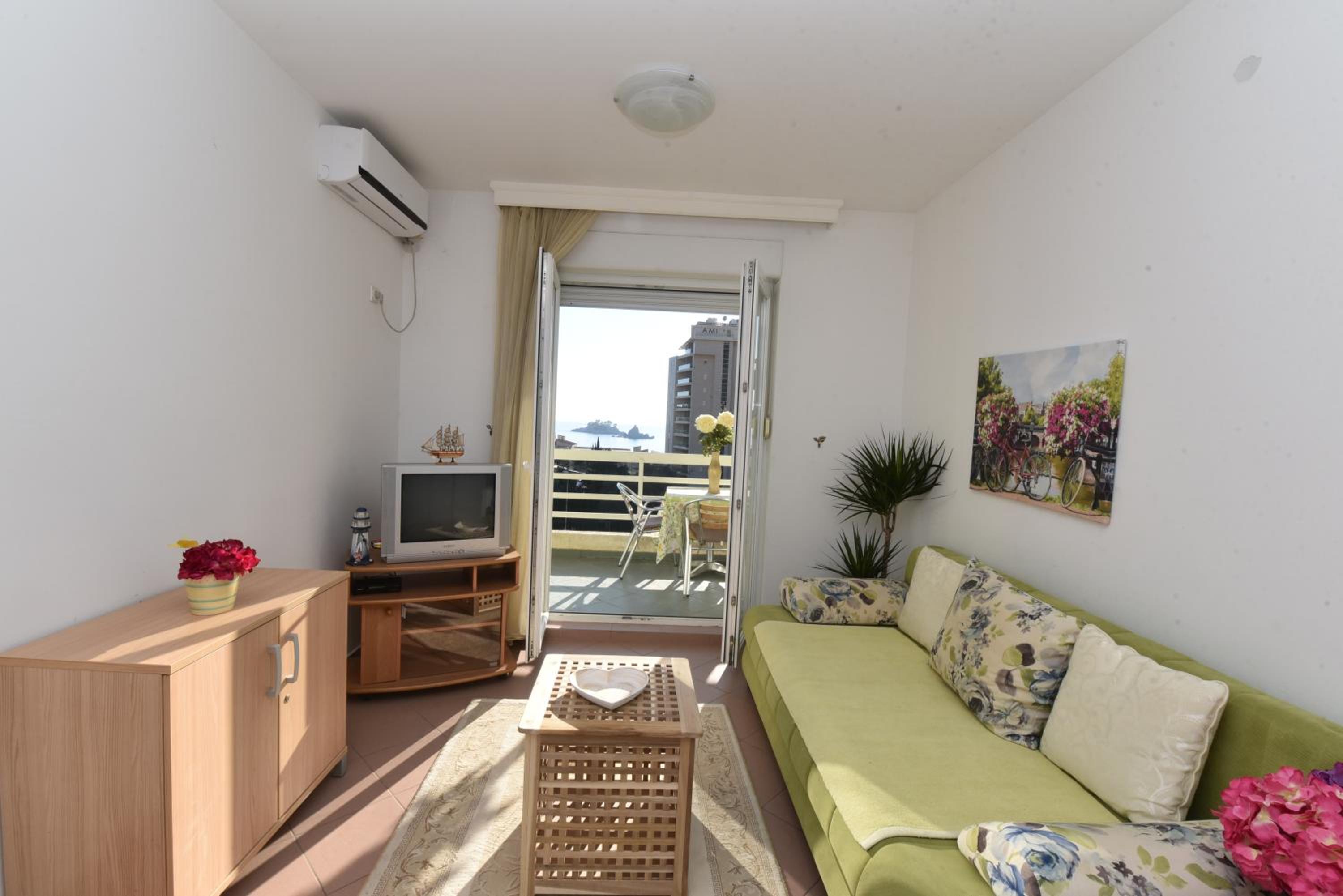One-Bedroom Apartment photo 2