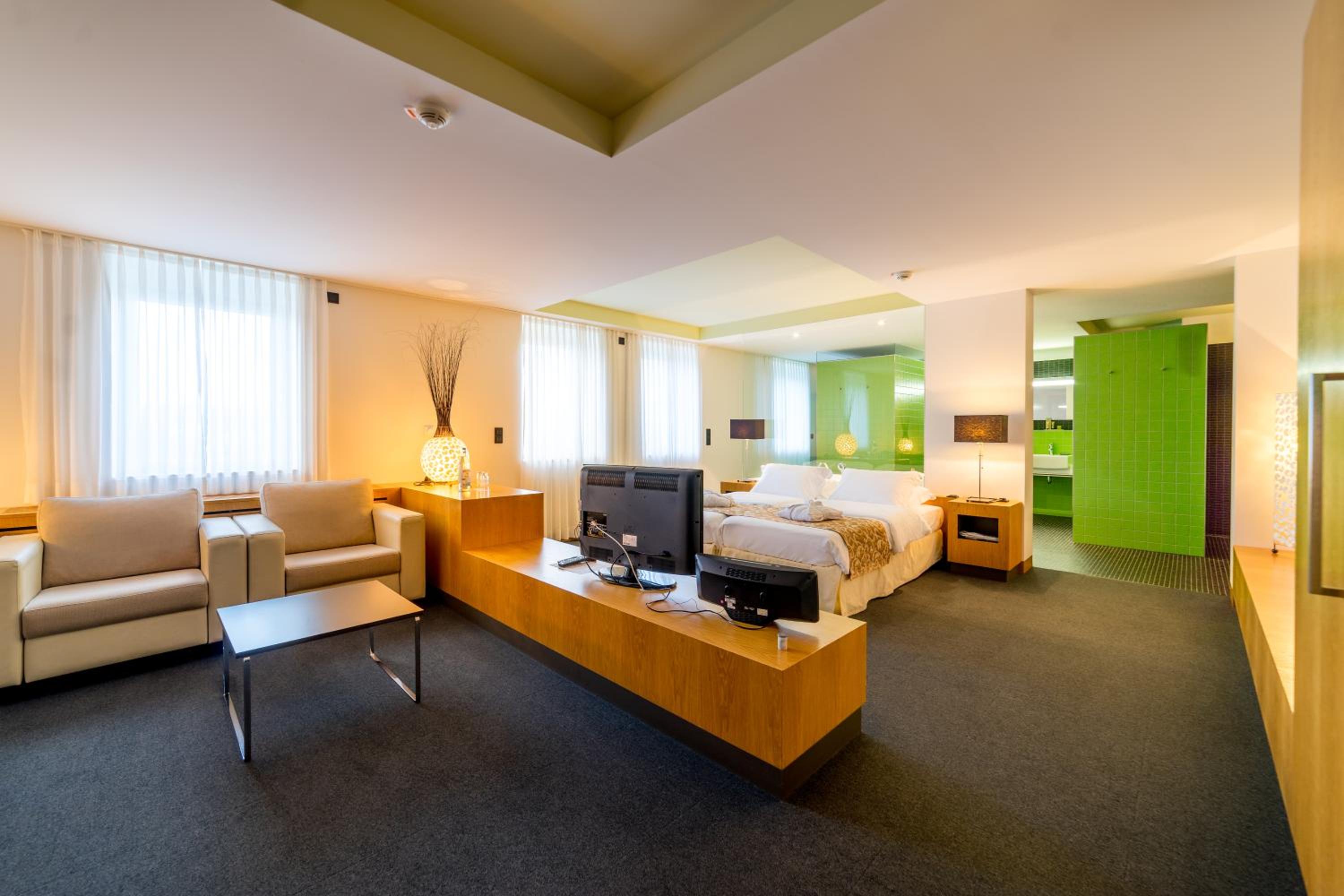 Suite - Photo 1