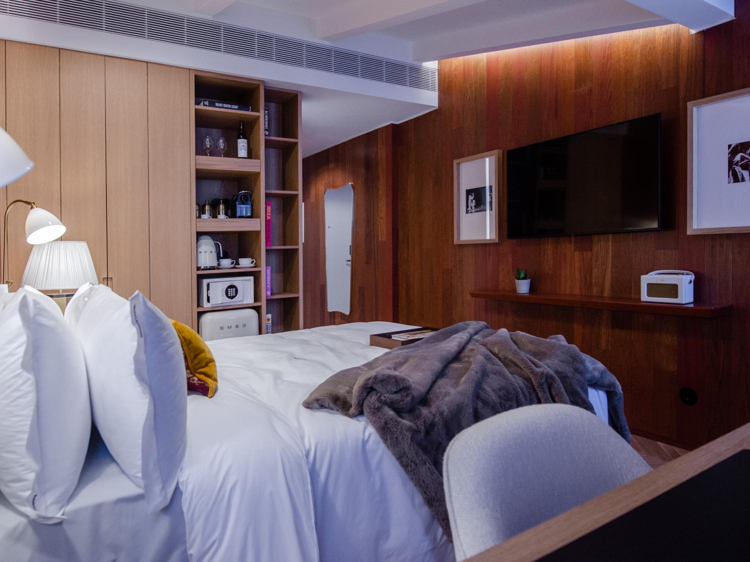 Historical Standard Mansard Room - Photo 6