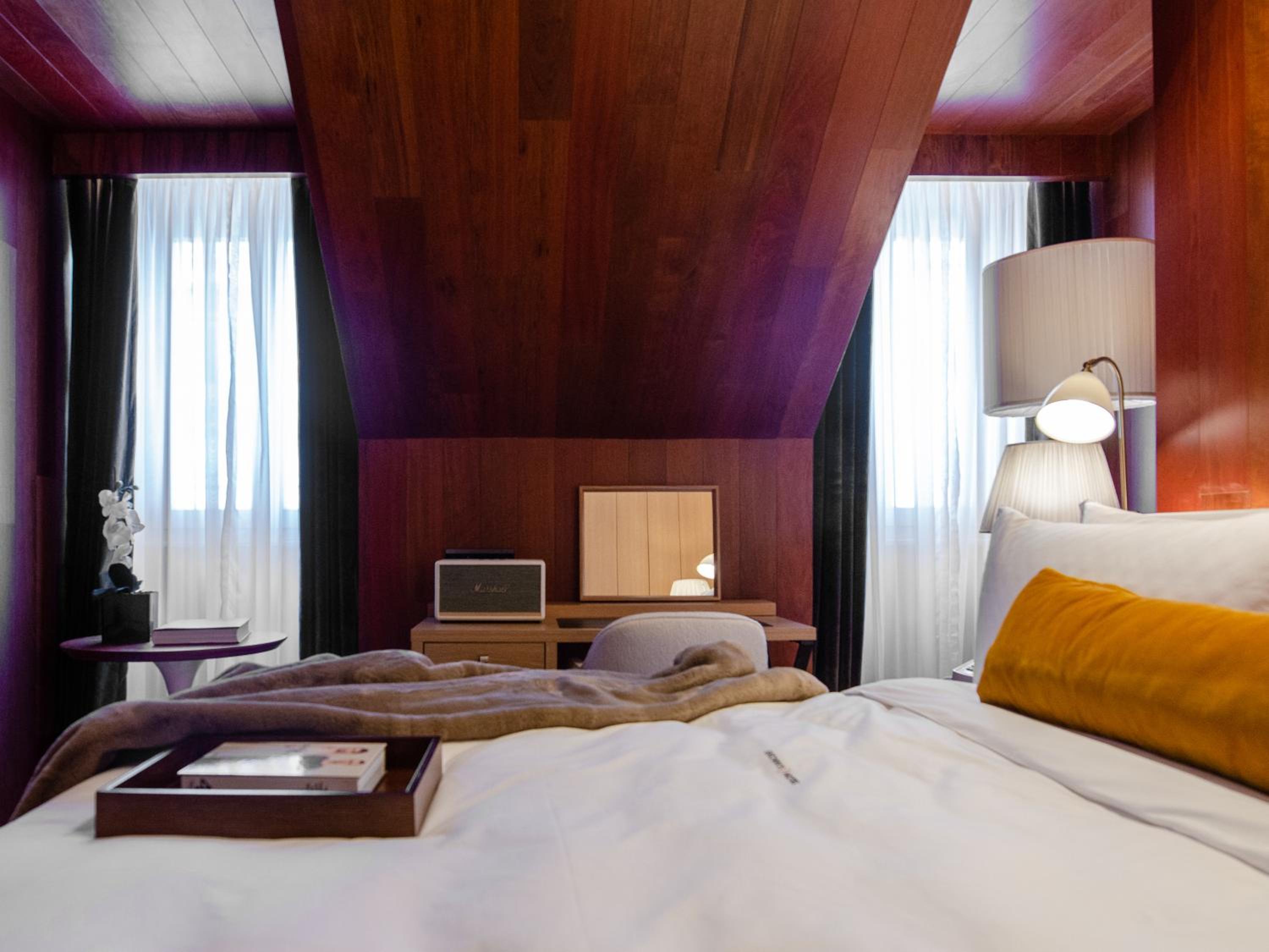 Historical Standard Mansard Room - Photo 7