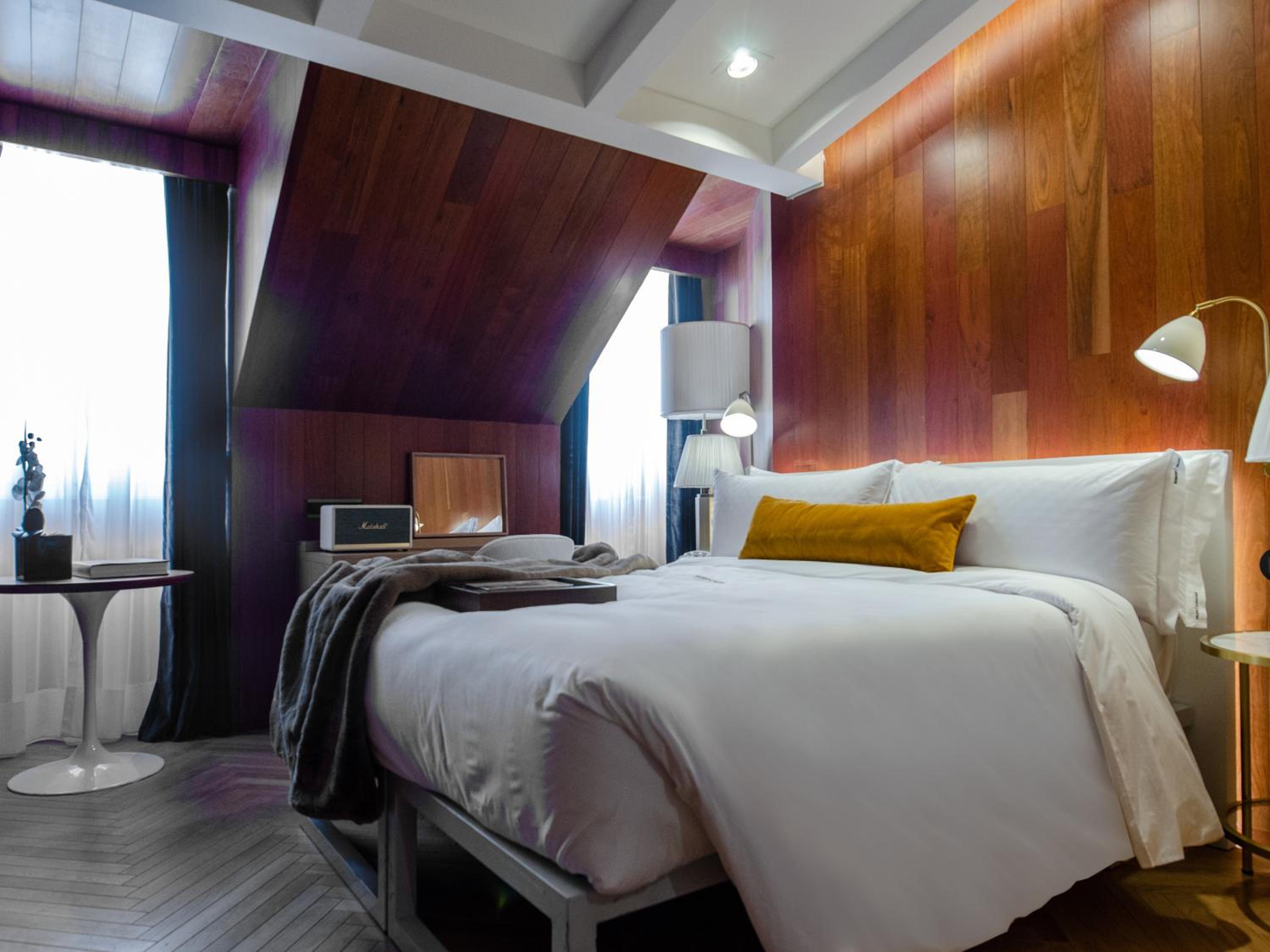 Historical Standard Mansard Room - Photo 4