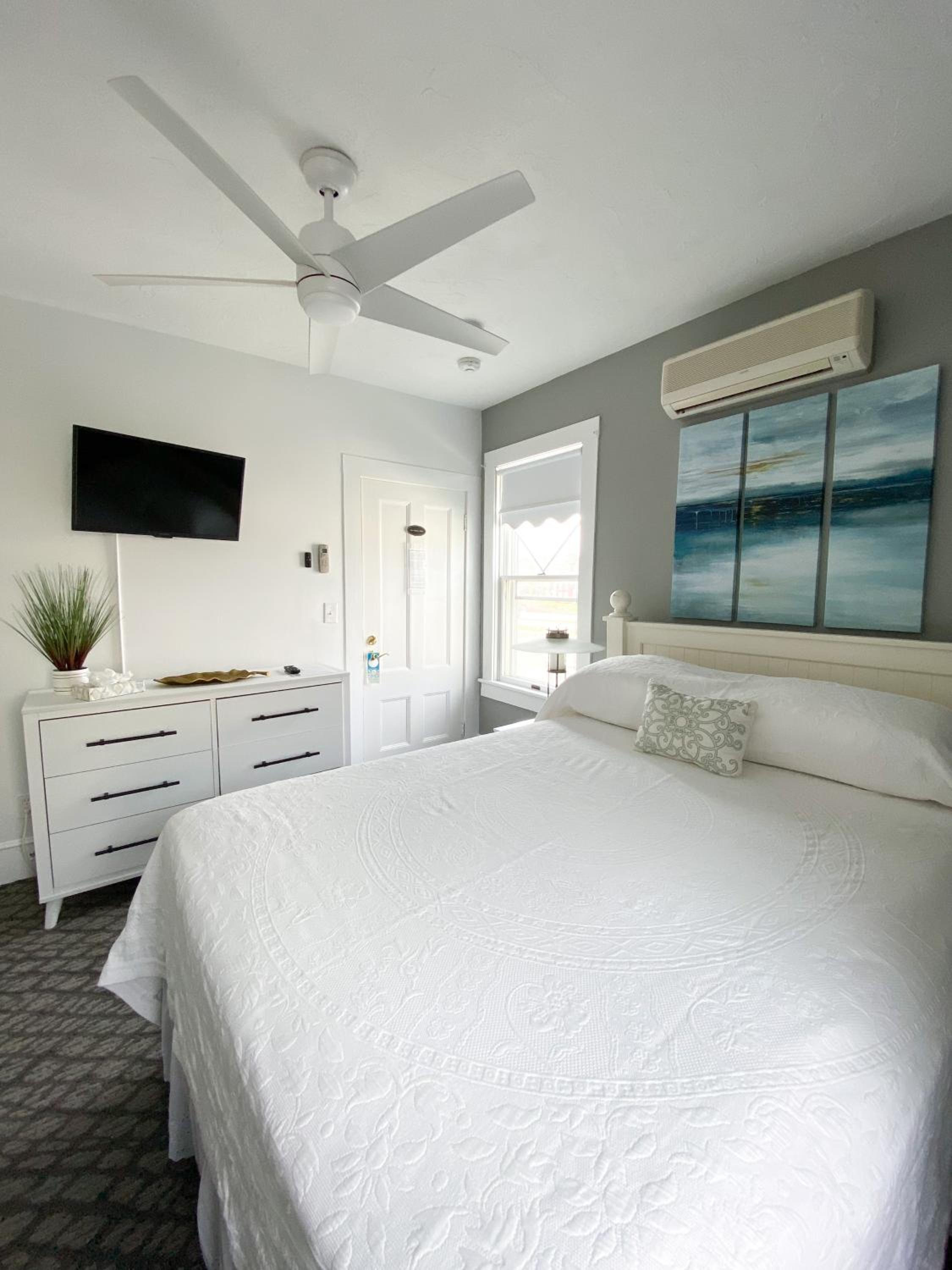 Queen Room with One Queen Bed– 201
