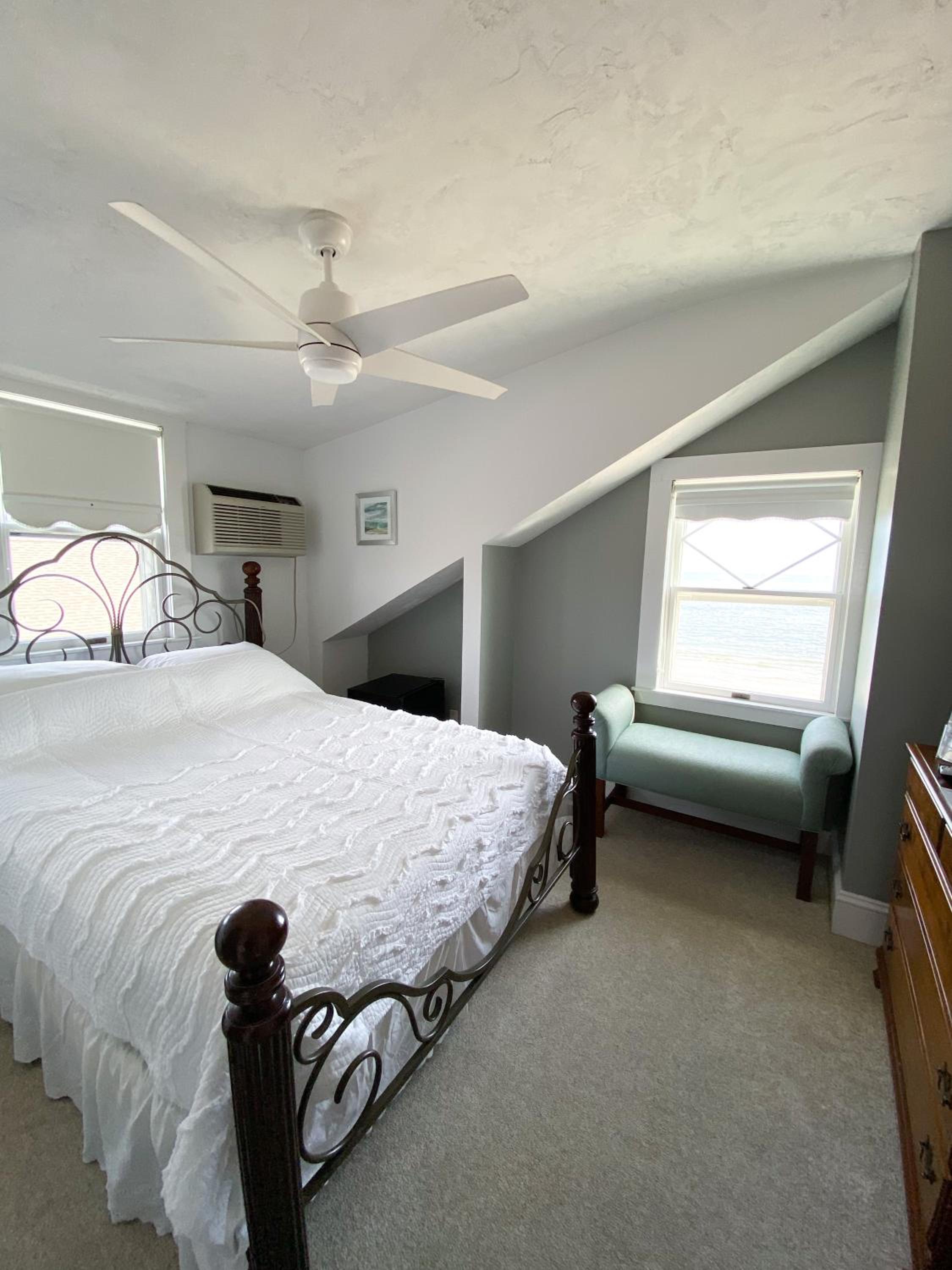 Queen Room with One Queen Bed and Oceanfront– 307