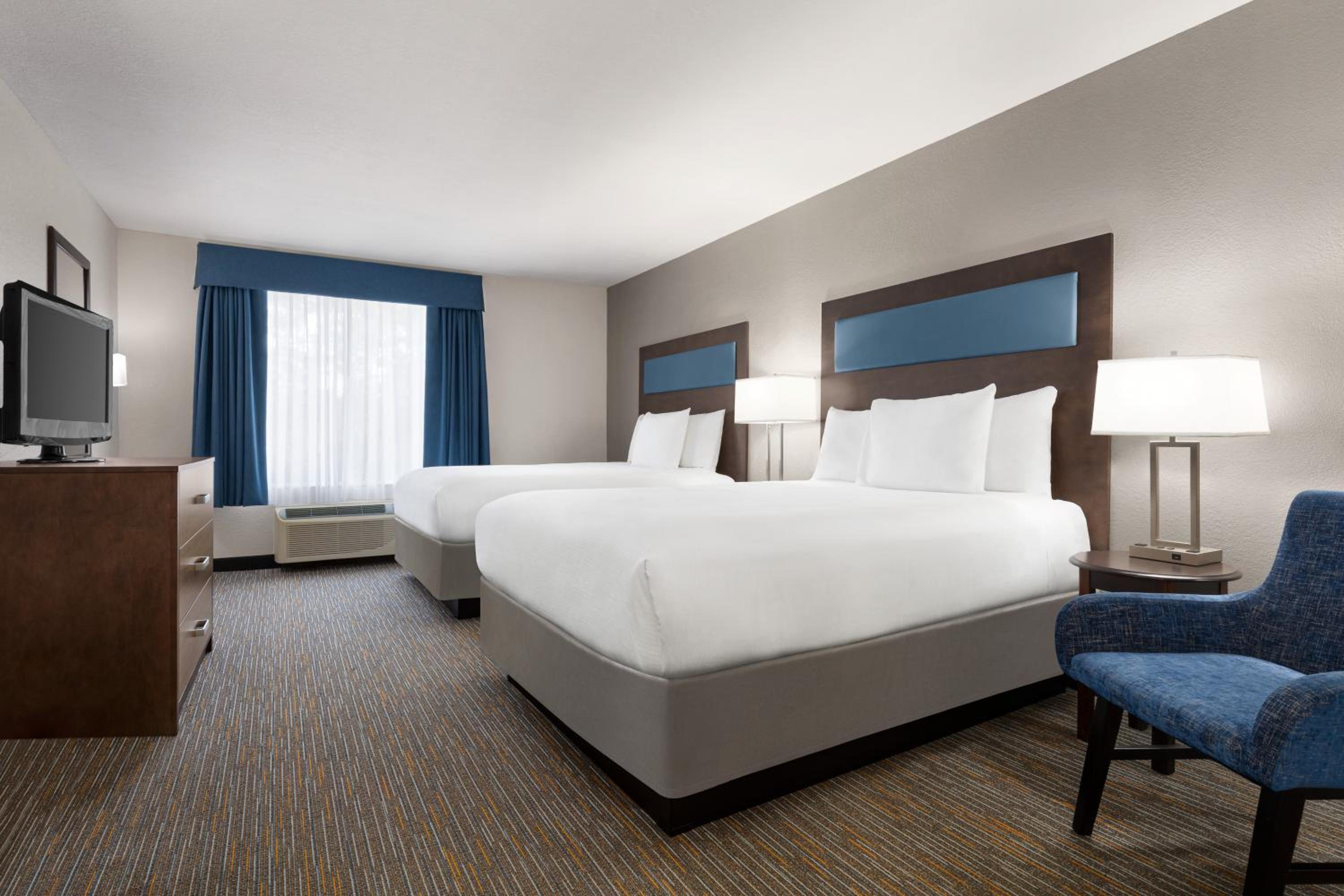 Queen Room with Two Queen Beds - Non-Smoking - Photo 3