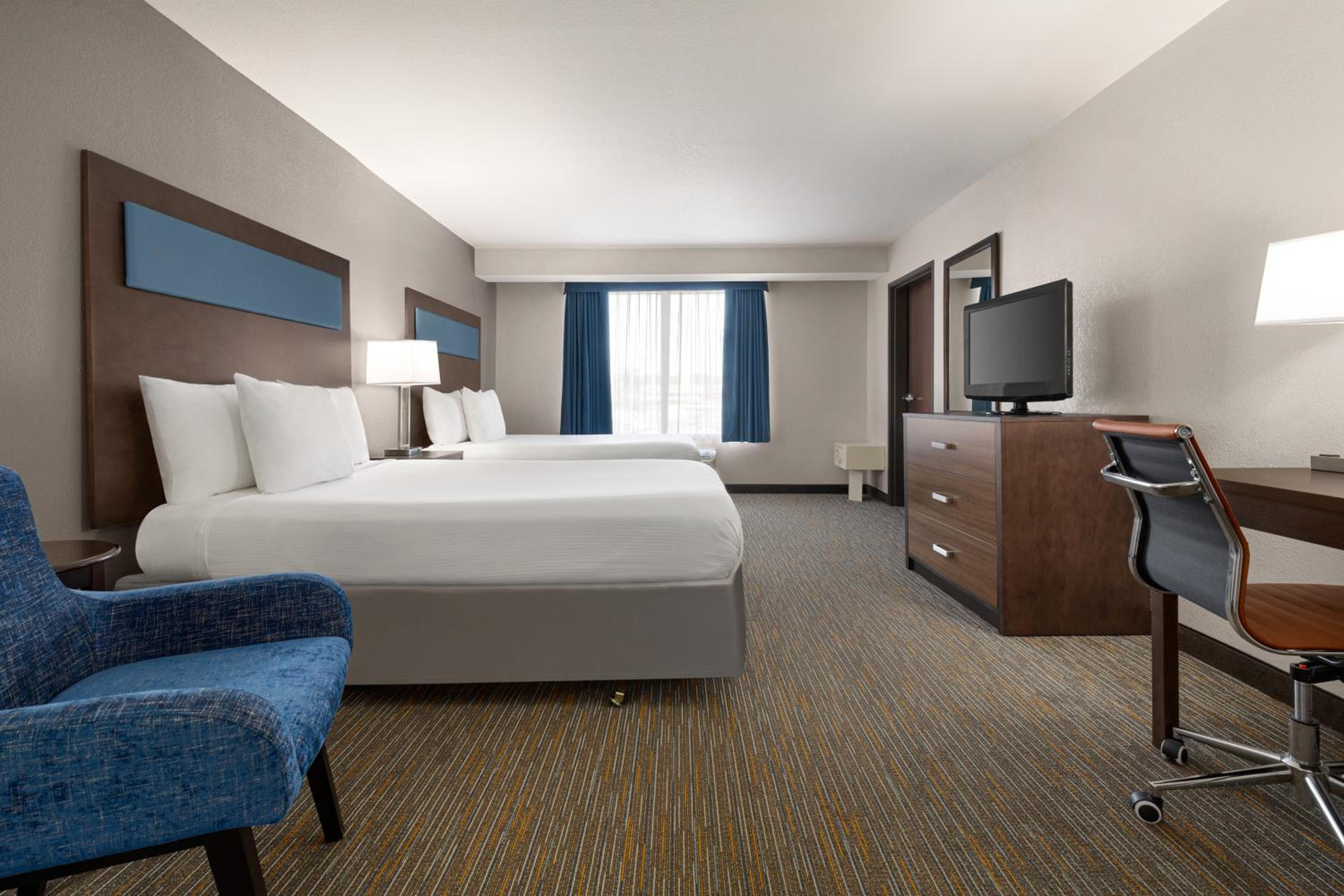 Queen Room with Two Queen Beds - Non-Smoking - Photo 4