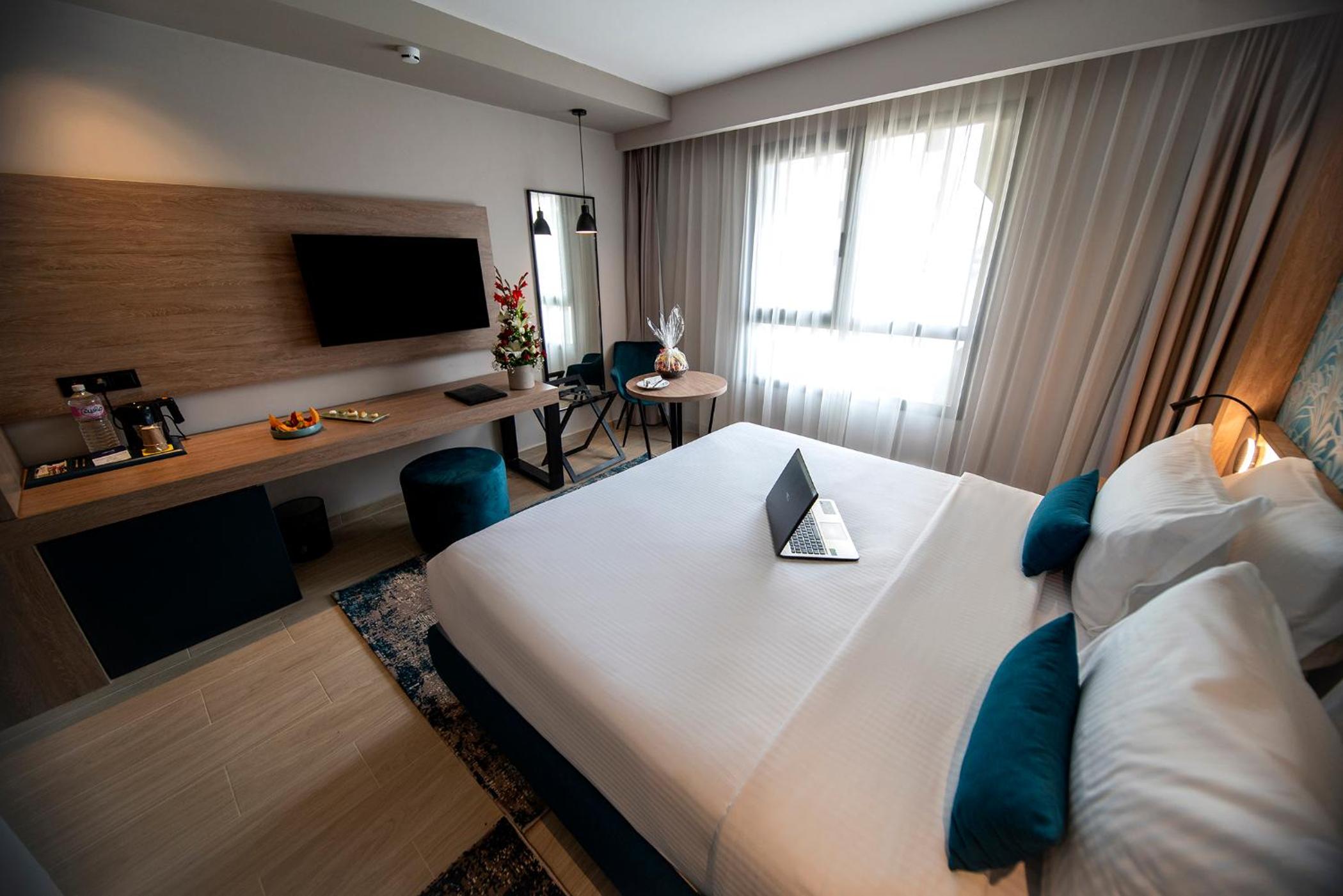 Executive Club Room 1 King Bed - Photo 2