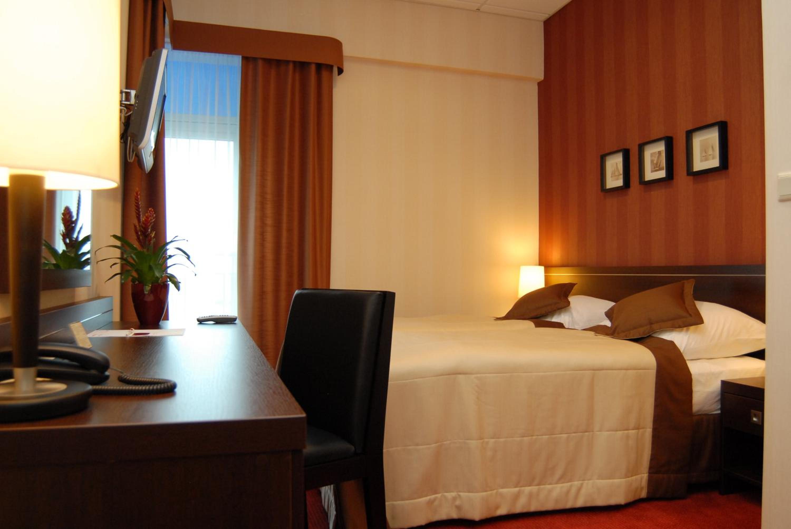 Double or Twin Room - Photo 2