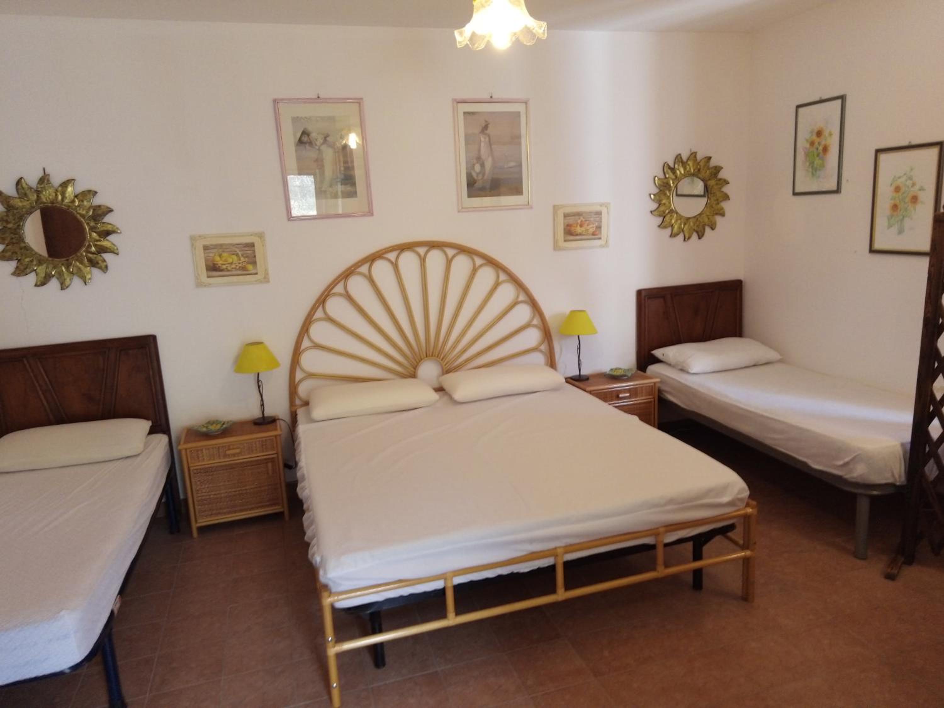 Quadruple Room with Private Bathroom - Photo 2