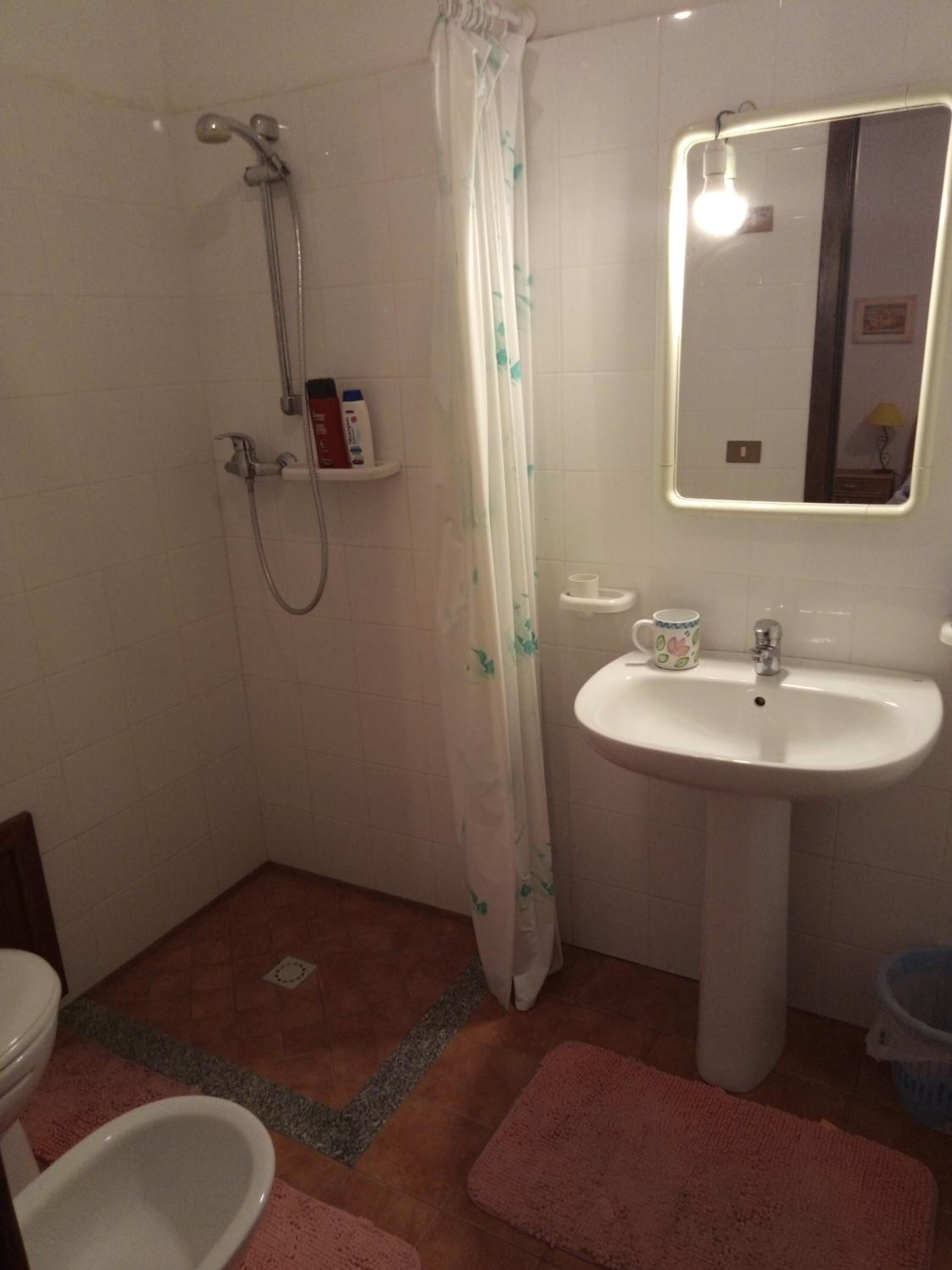 Quadruple Room with Private Bathroom - Photo 5