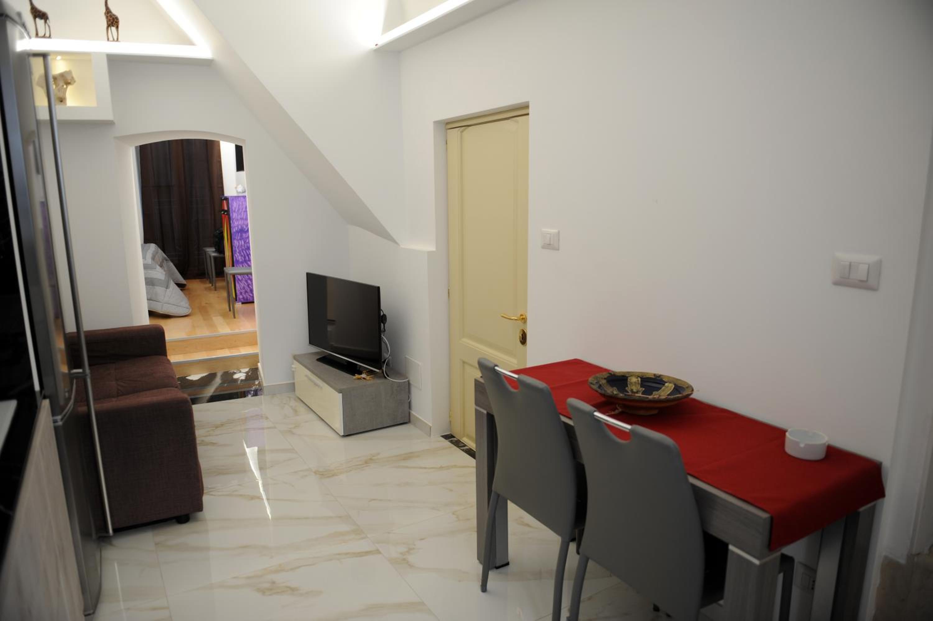 One-Bedroom Apartment photo 1