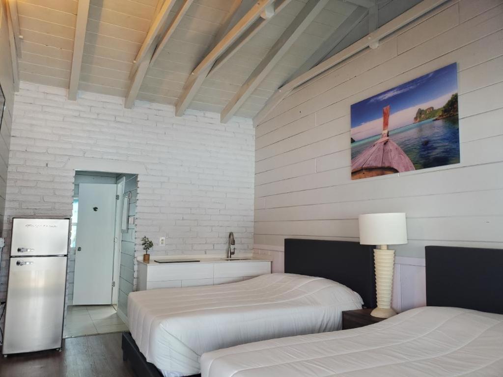 Double Room with Pool View - Photo 7