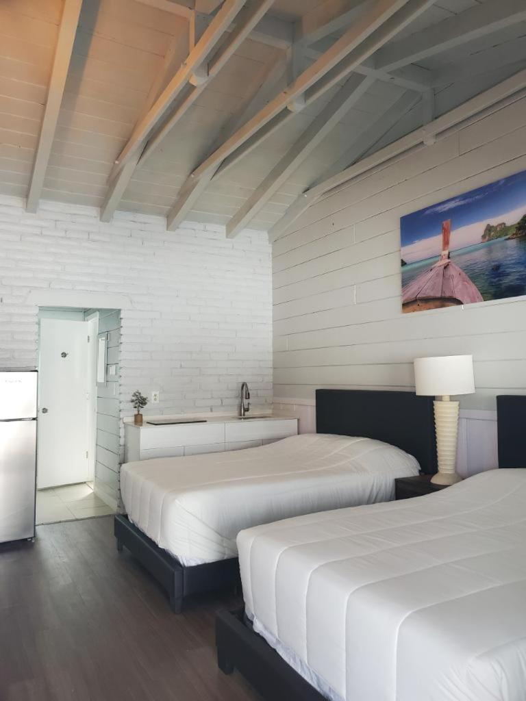 Double Room with Pool View - Photo 3