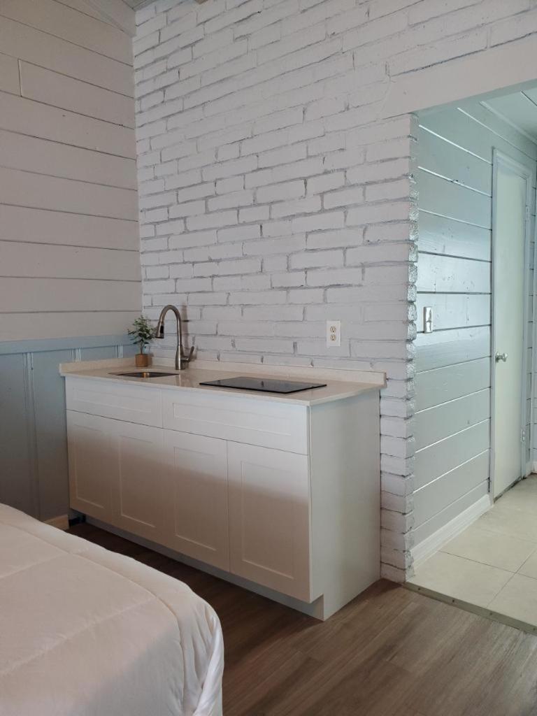 Standard King Room - Photo 7