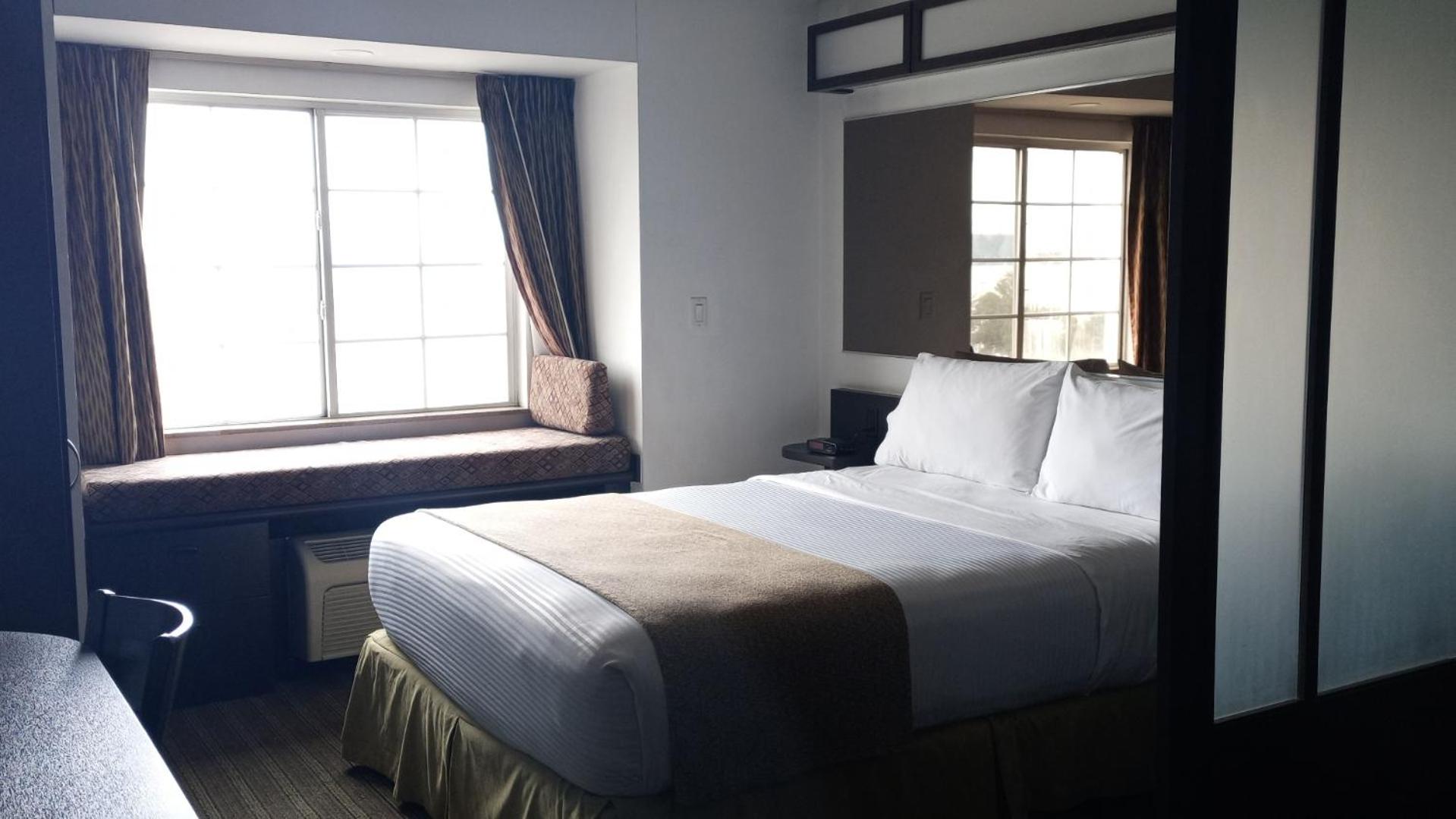 Queen Suite - Photo 6