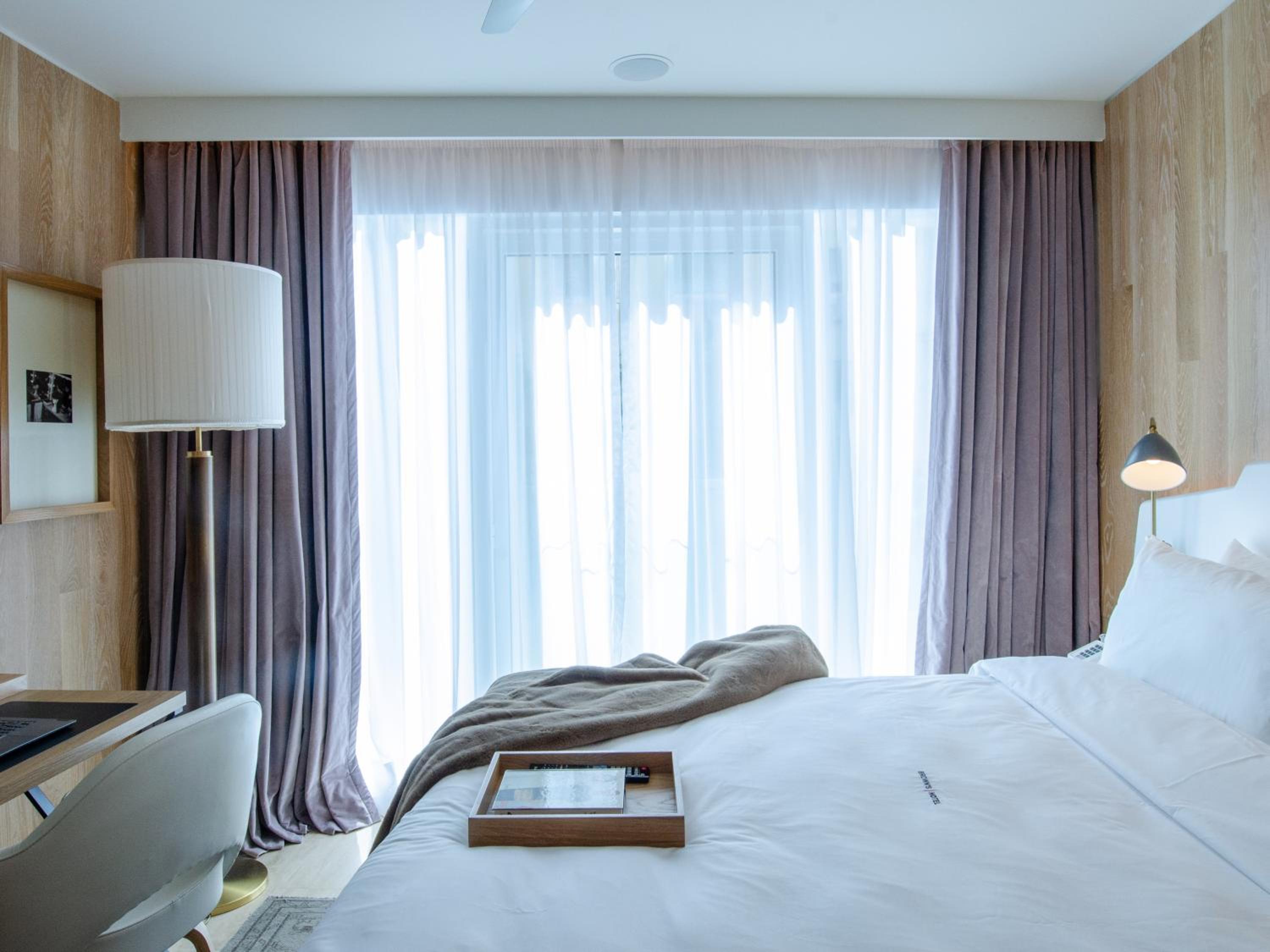 Contemporary Standard Small Room - Photo 13