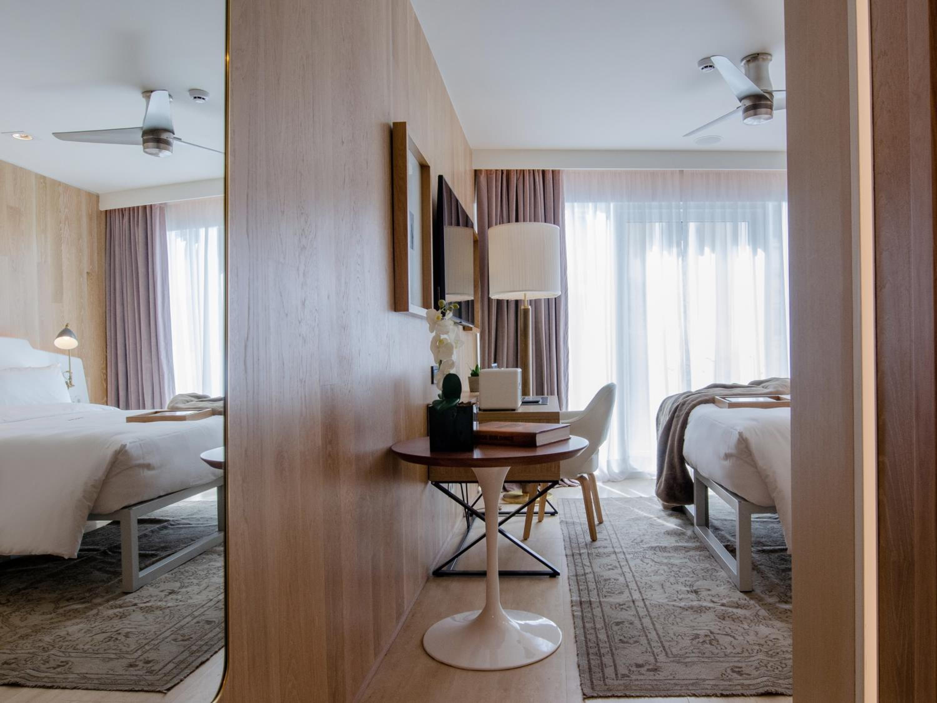 Contemporary Standard Small Room - Photo 14
