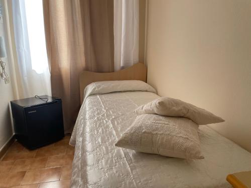 Standard Single Room with Shower - Photo 1