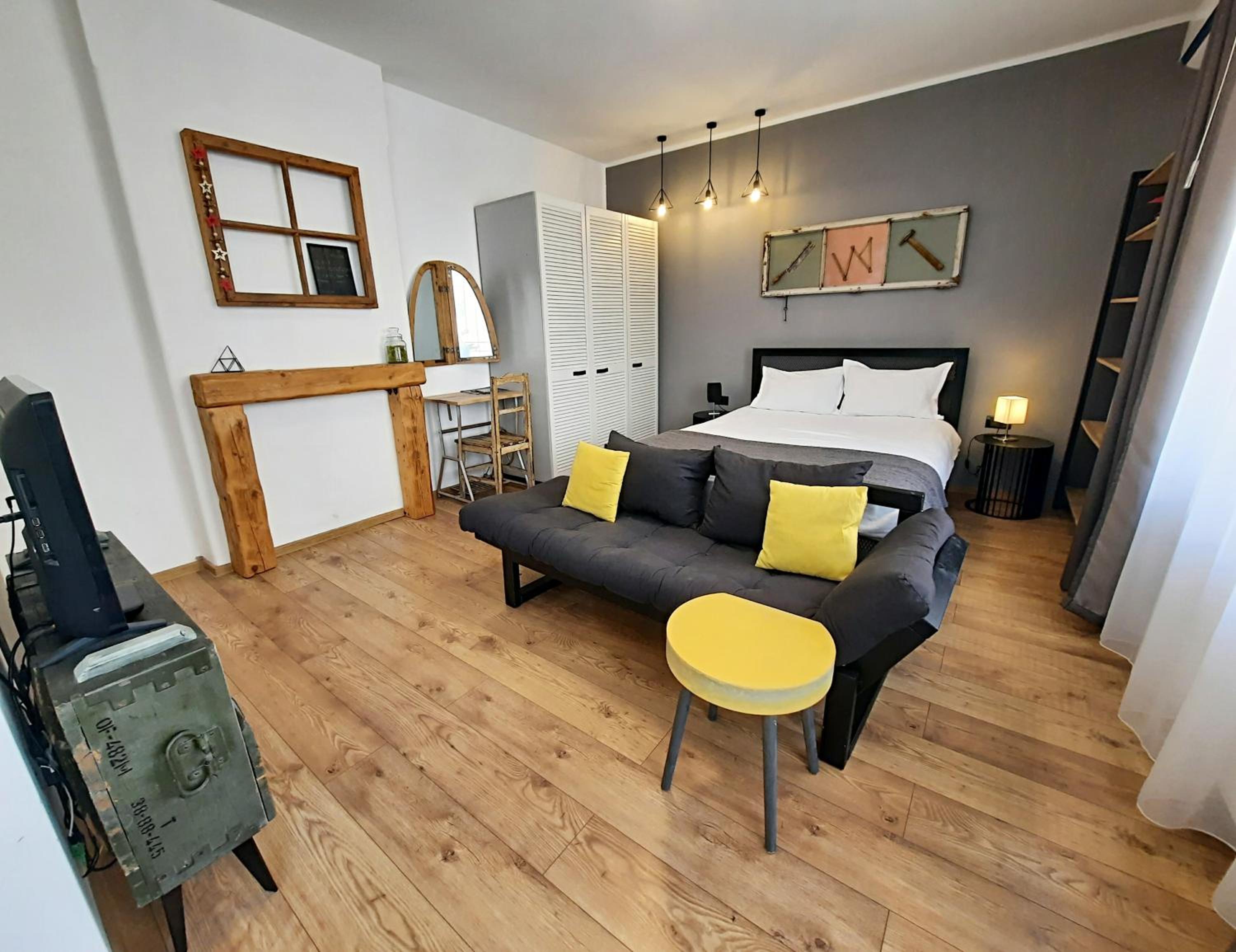 Studio Apartment - Photo 1