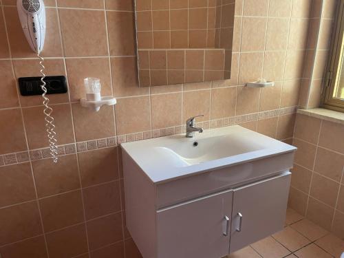 Standard Single Room with Shower - Photo 3