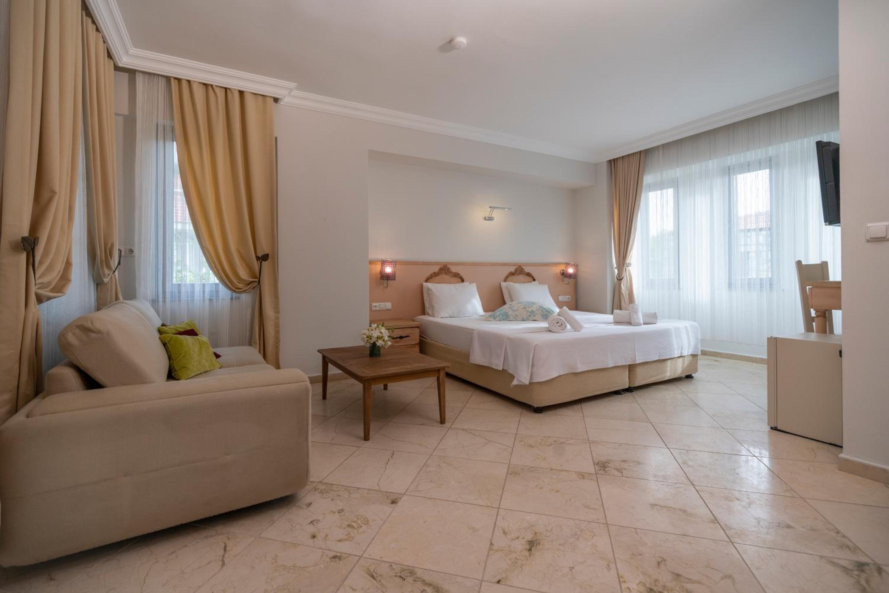 King Suite with Terrace - Photo 4