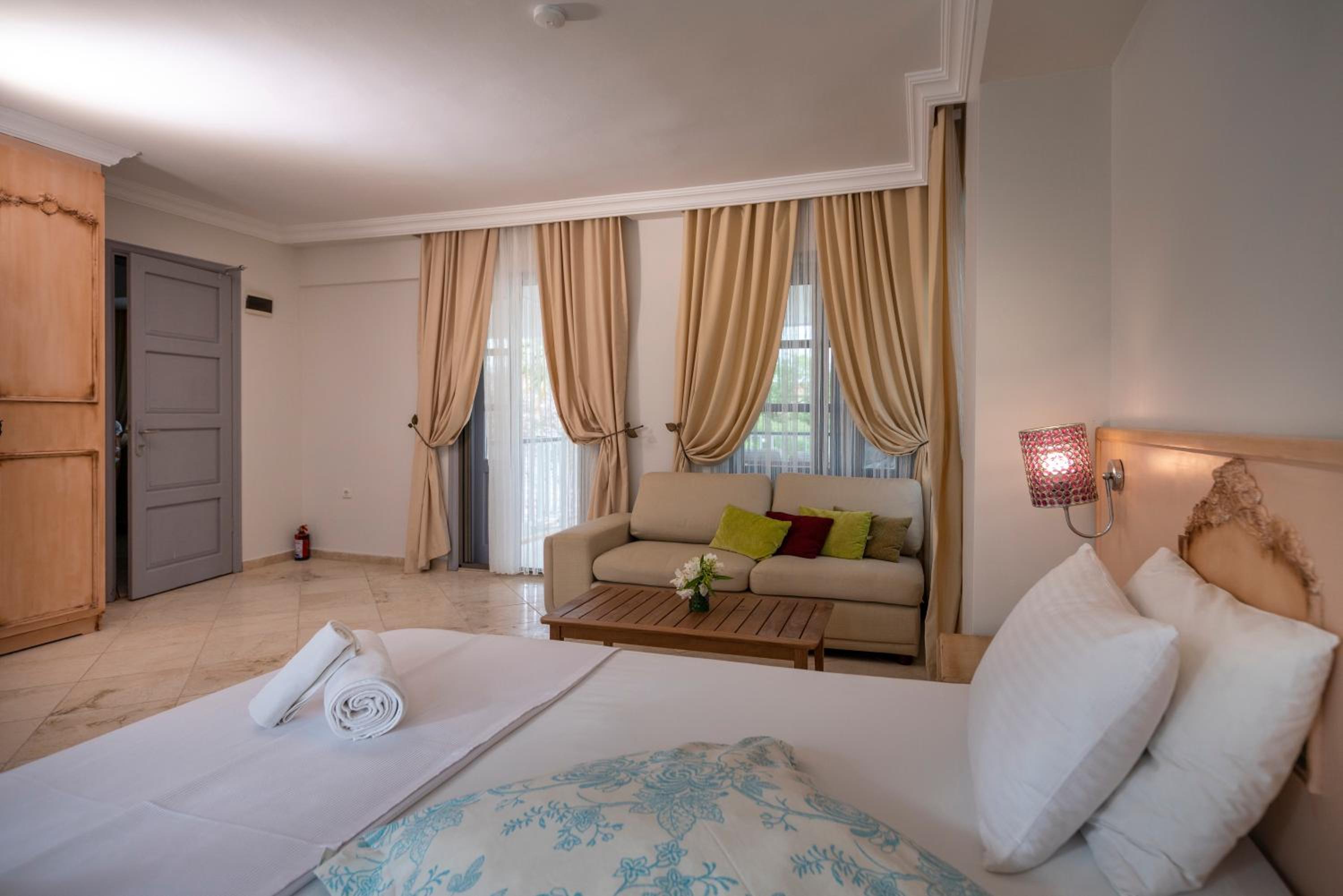 King Suite with Terrace - Photo 3