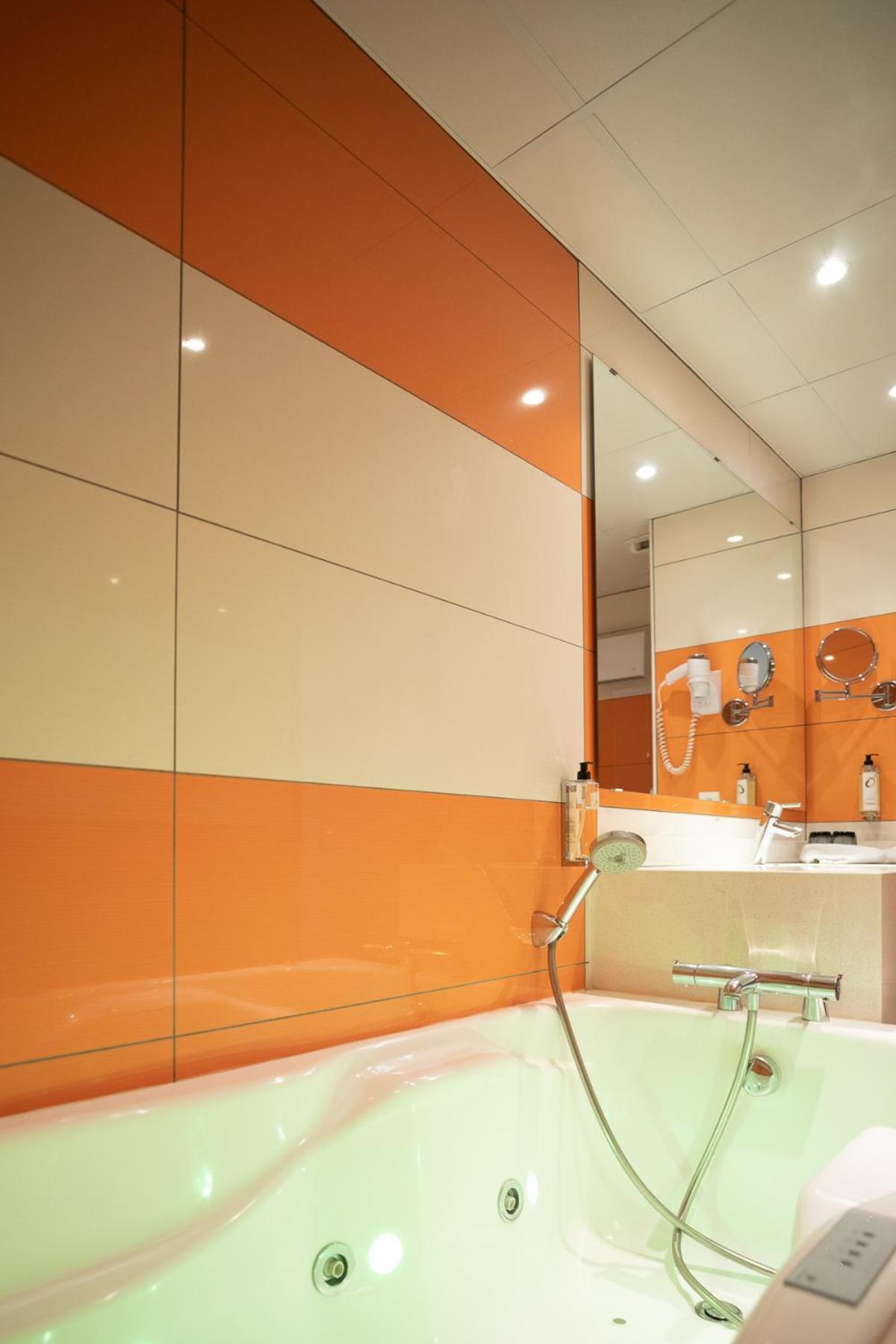 Double Room with Whirlpool - Photo 4