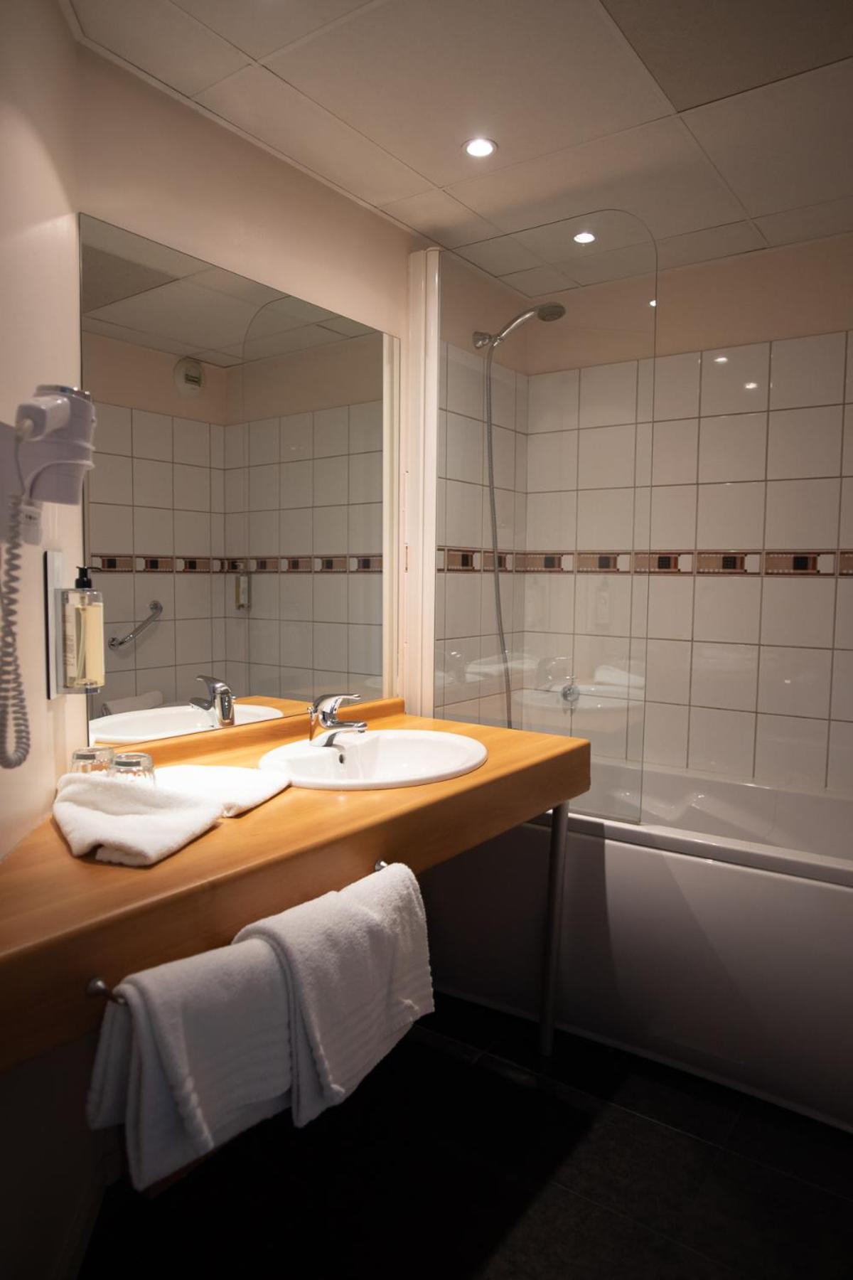 Standard Double Room - Photo 5