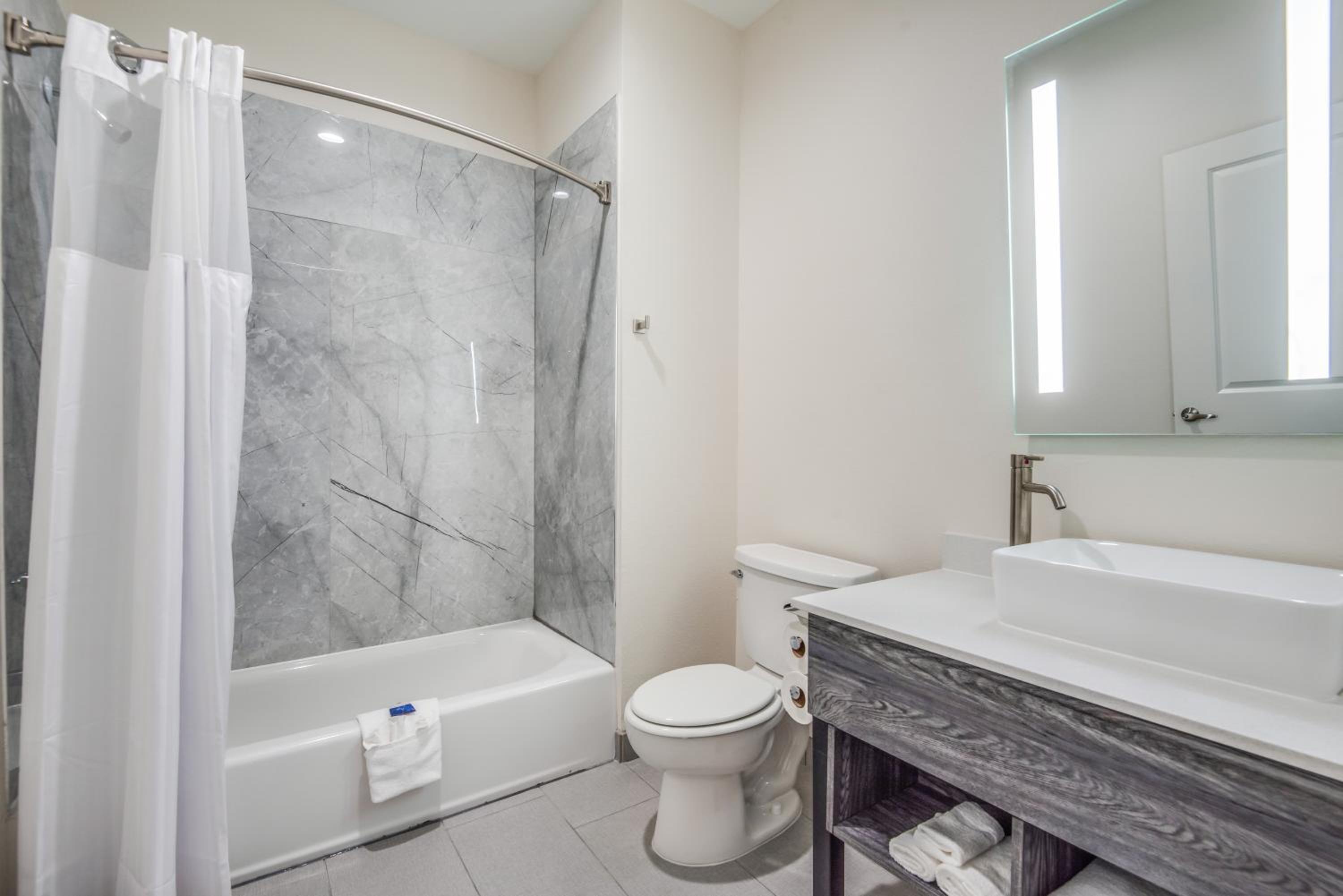 Suite - Photo 2