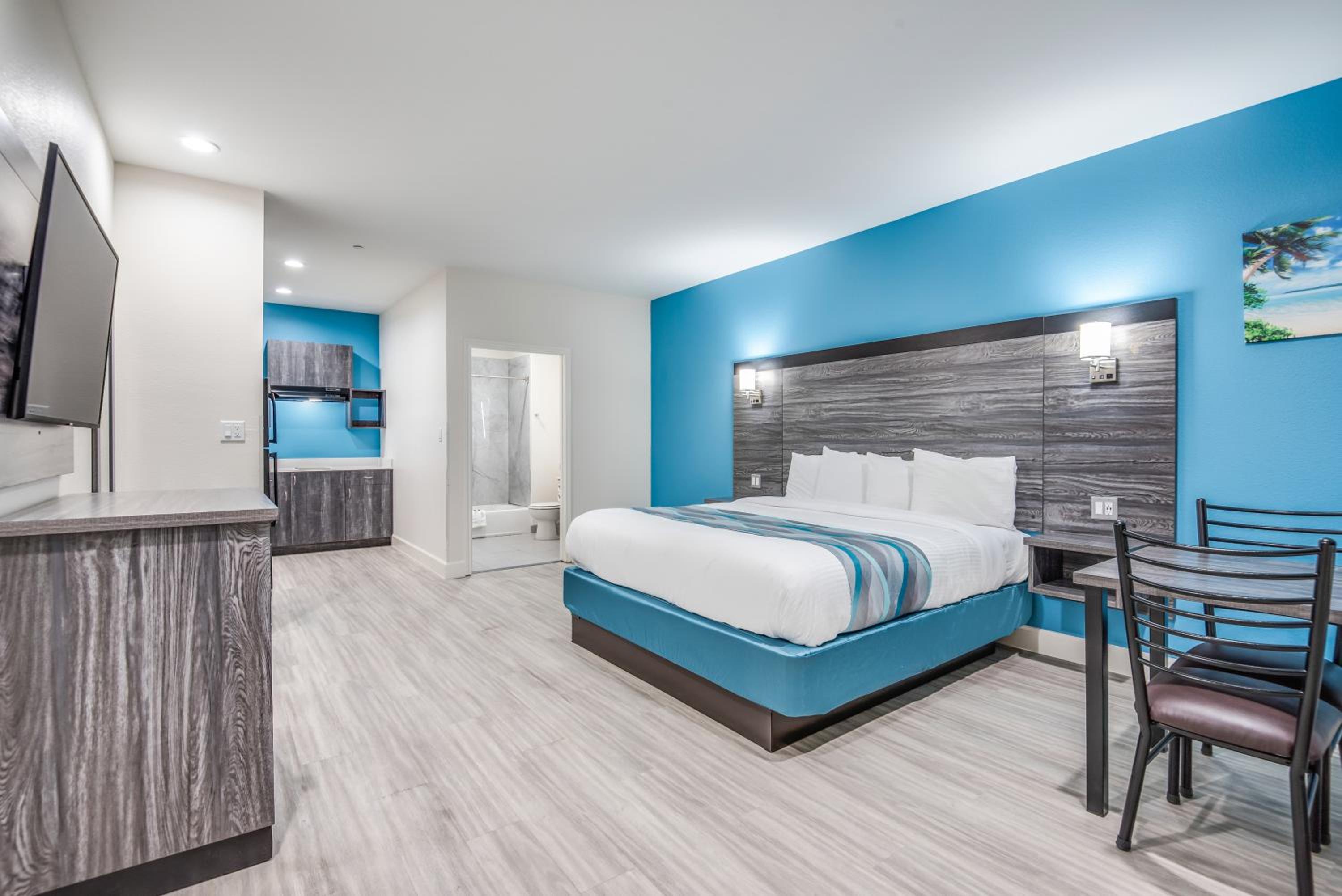 Suite - Photo 1