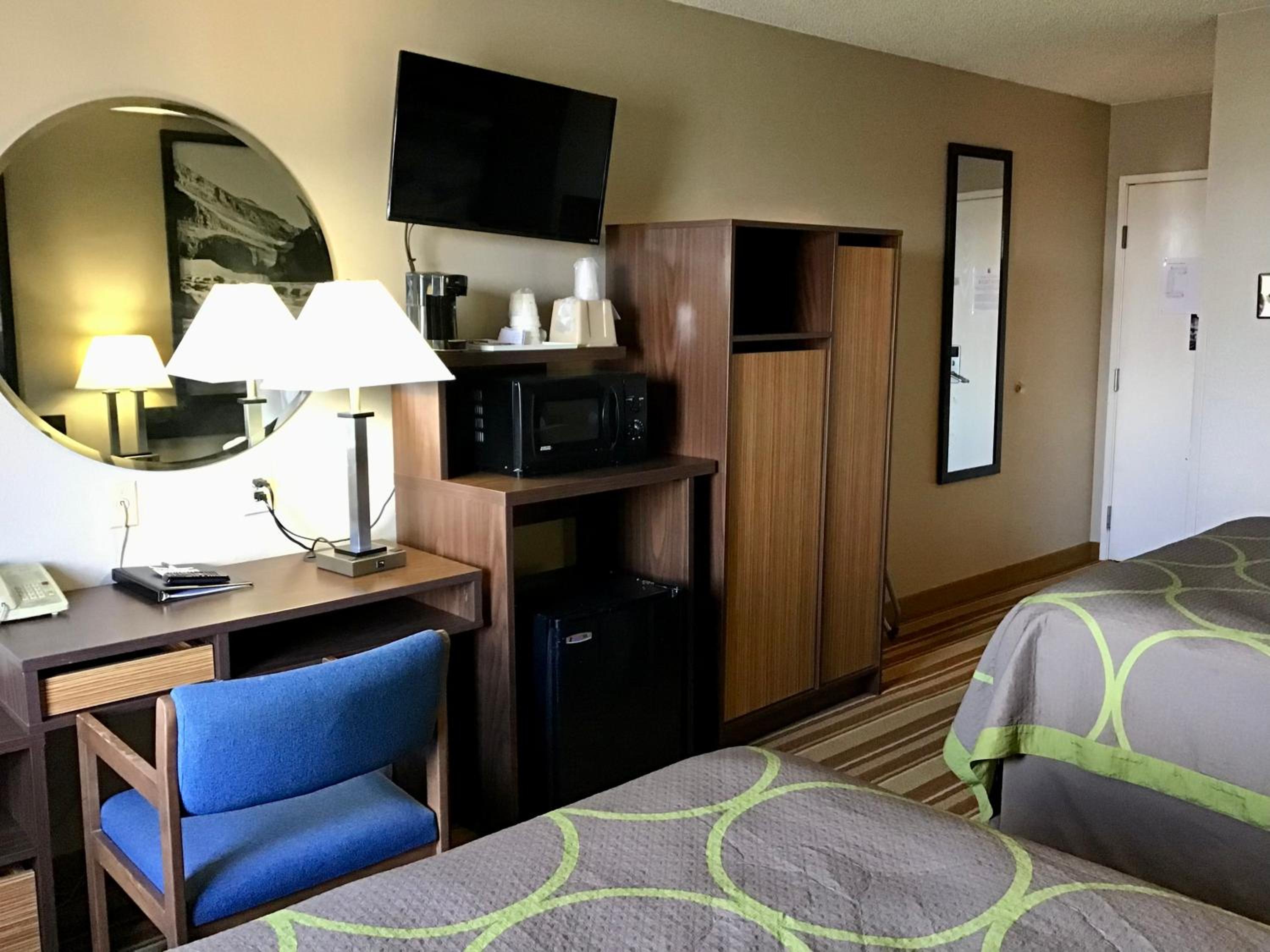 Queen Room with Two Queen Beds - Non-Smoking - Photo 2