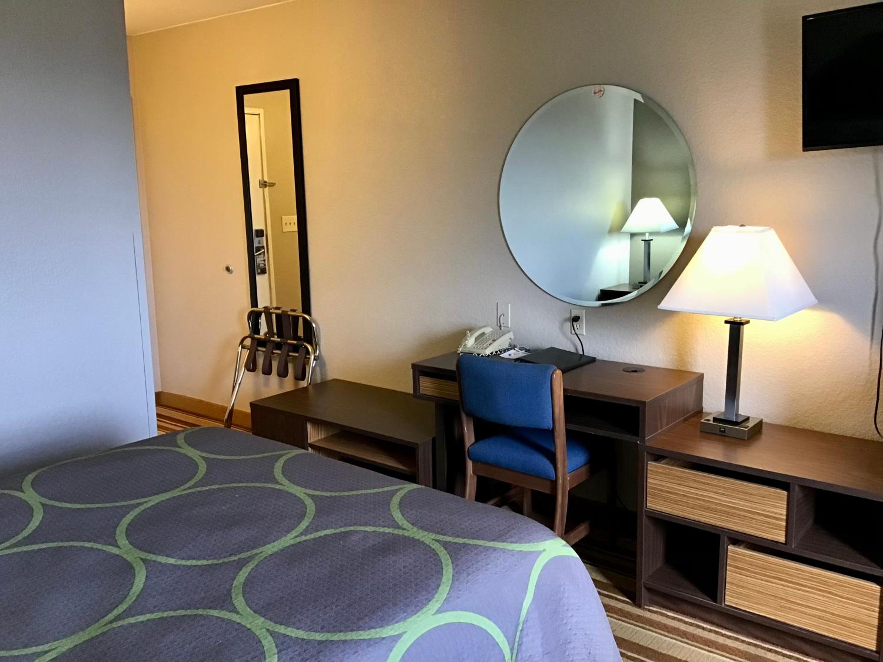 Queen Room - Mobility Access/Non-Smoking - Photo 8