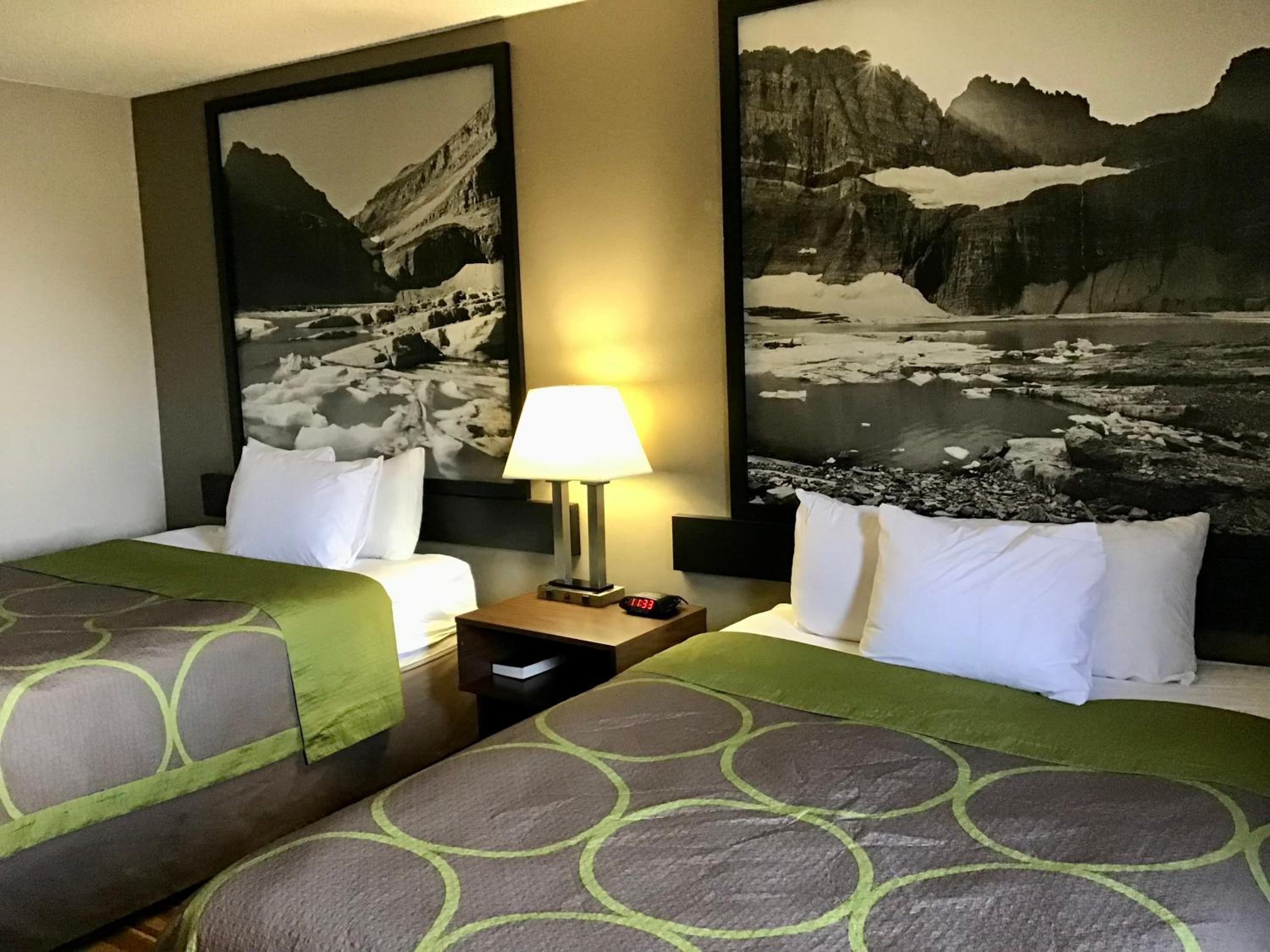 Queen Room with Two Queen Beds - Non-Smoking - Photo 3