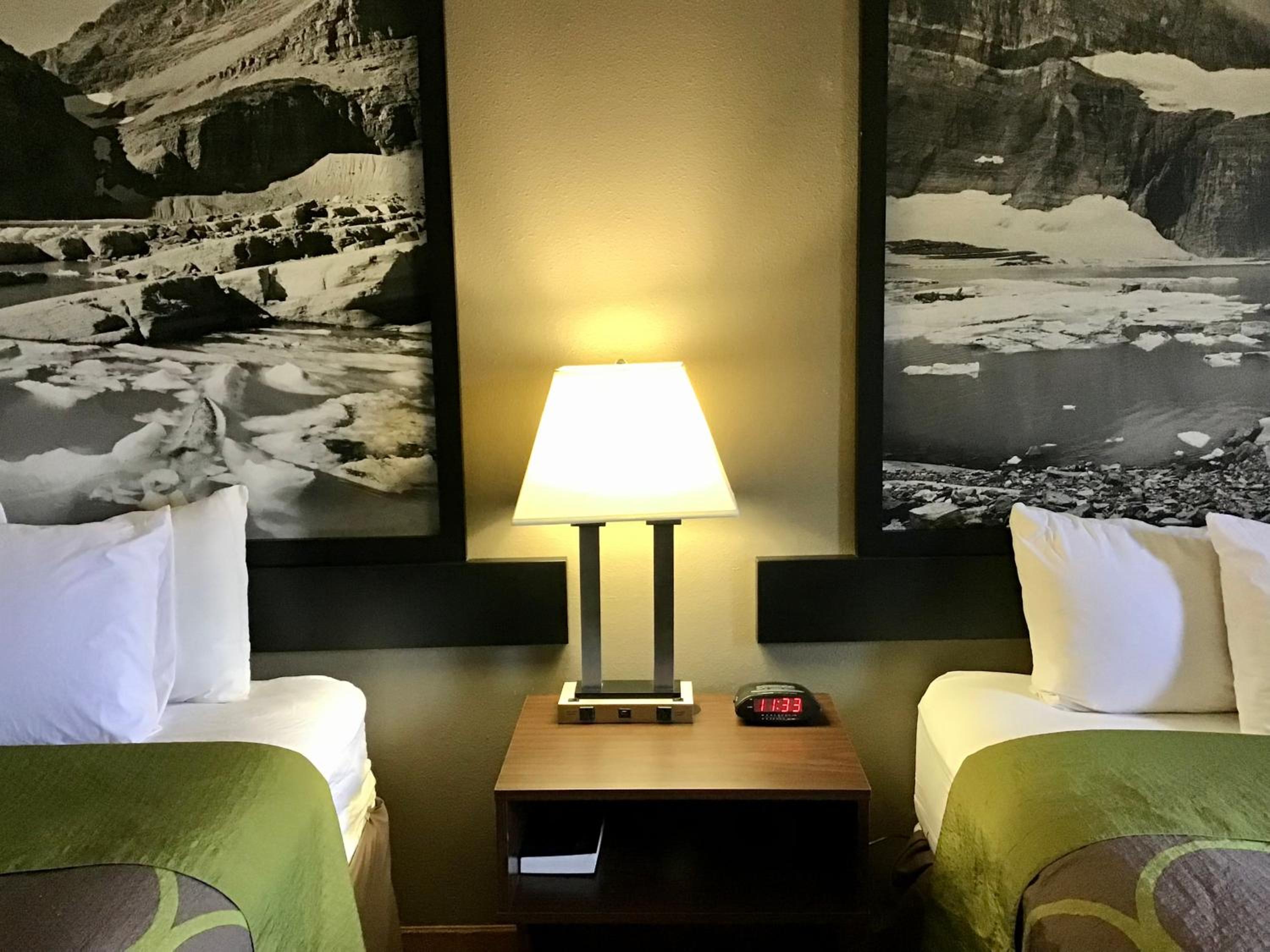 Queen Room with Two Queen Beds - Non-Smoking - Photo 7