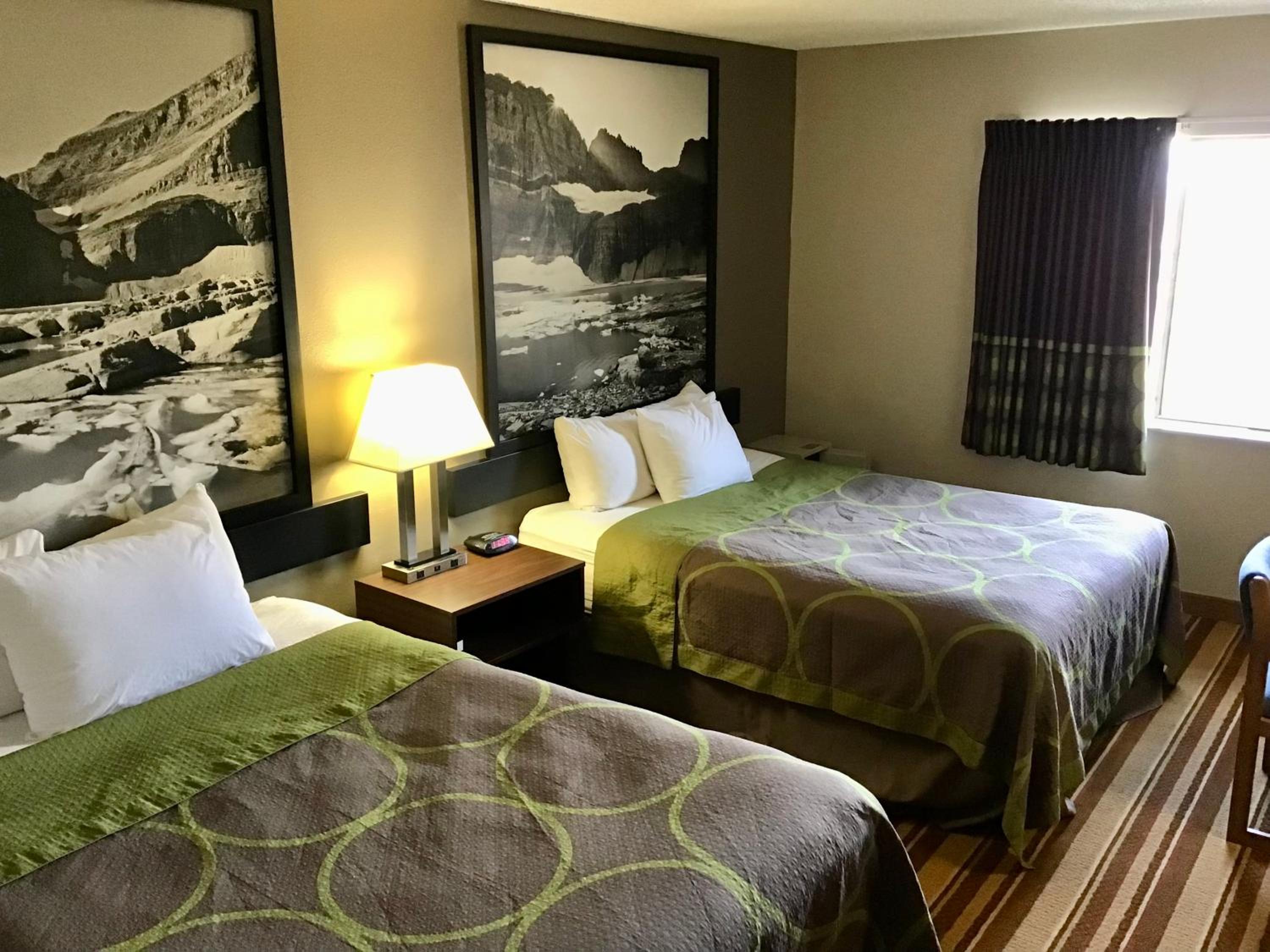 Queen Room with Two Queen Beds - Non-Smoking - Photo 5