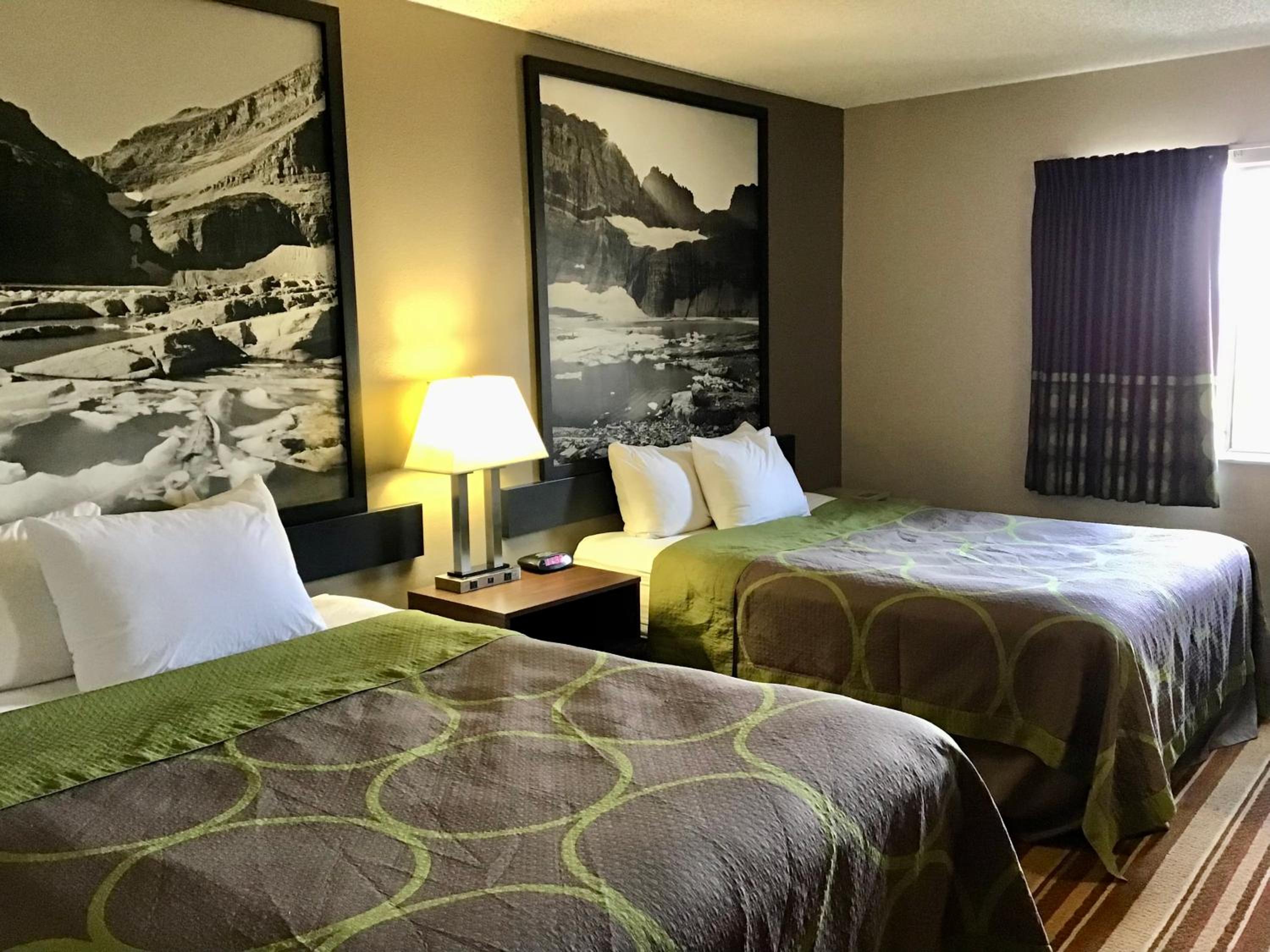 Queen Room with Two Queen Beds - Non-Smoking - Photo 6