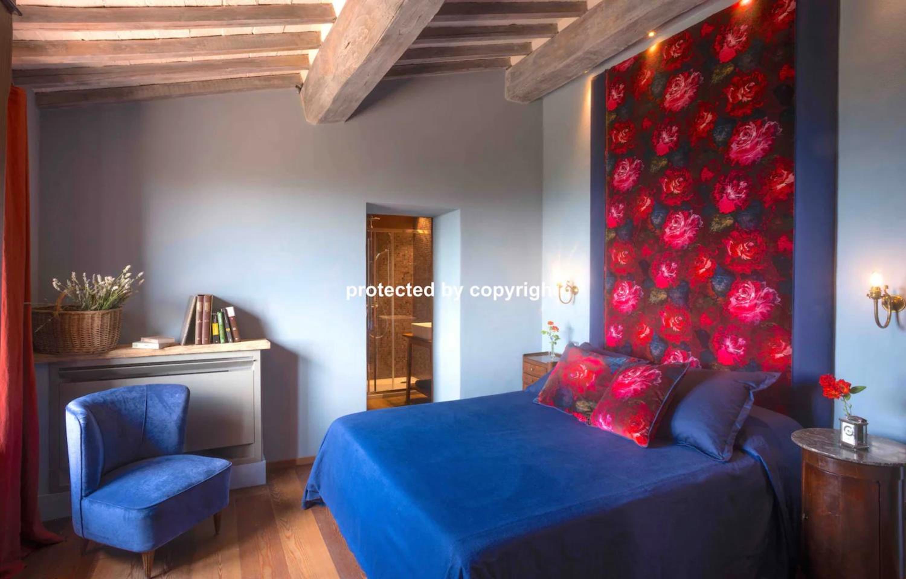 Five-Bedroom House photo 1