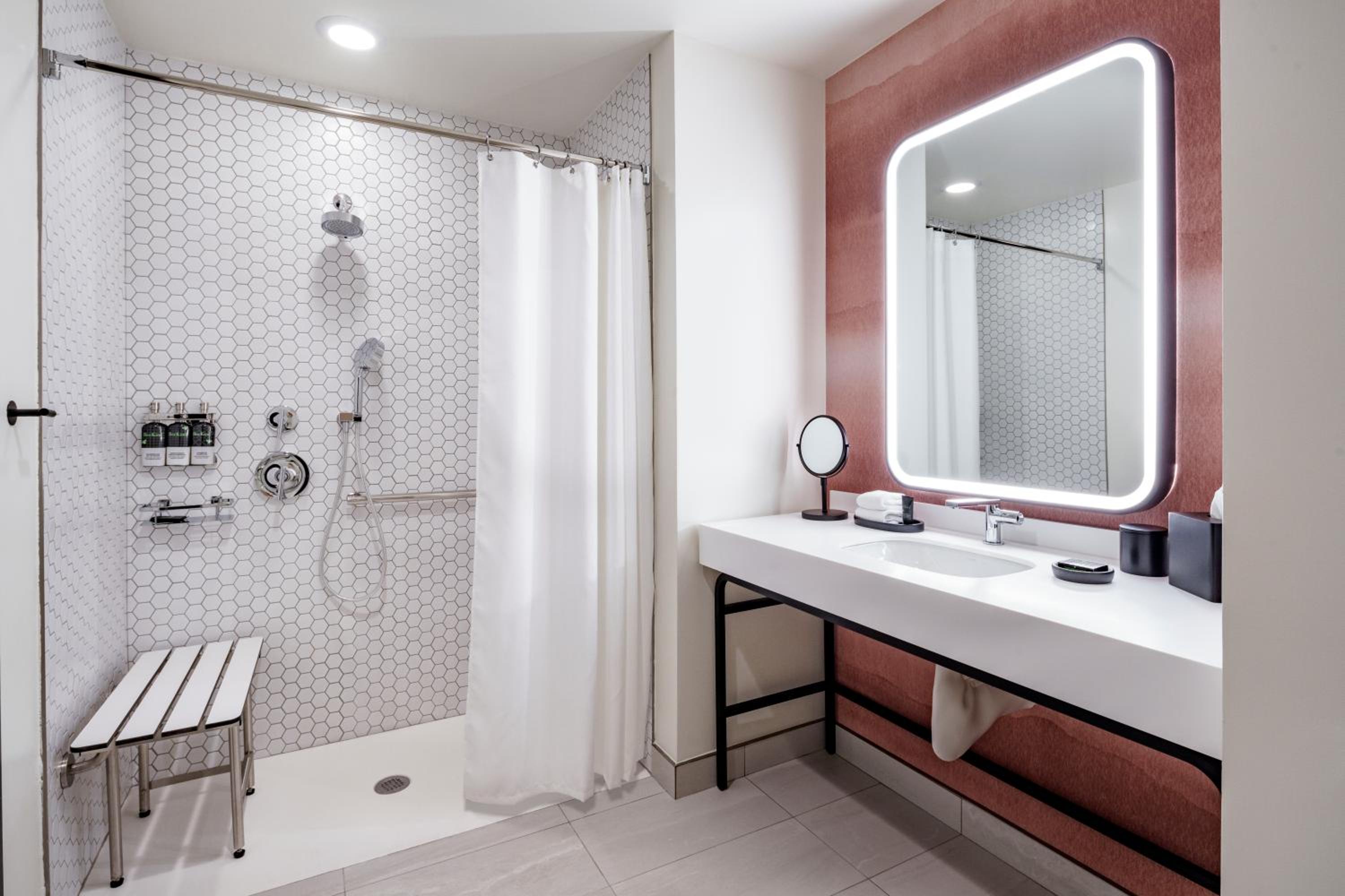 King Room with Roll-In Shower - Disability Access - Photo 7