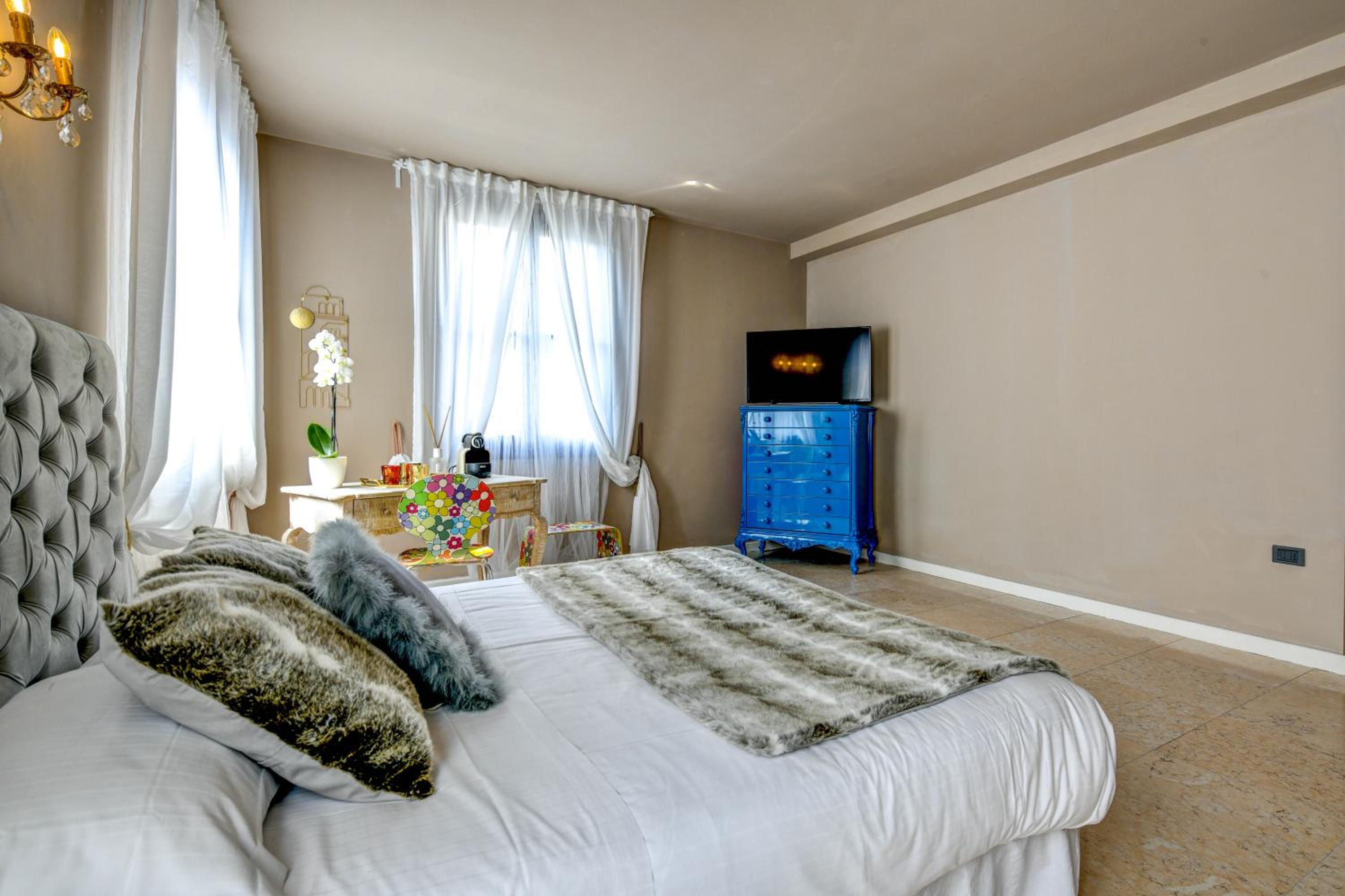 Deluxe King Room photo 1