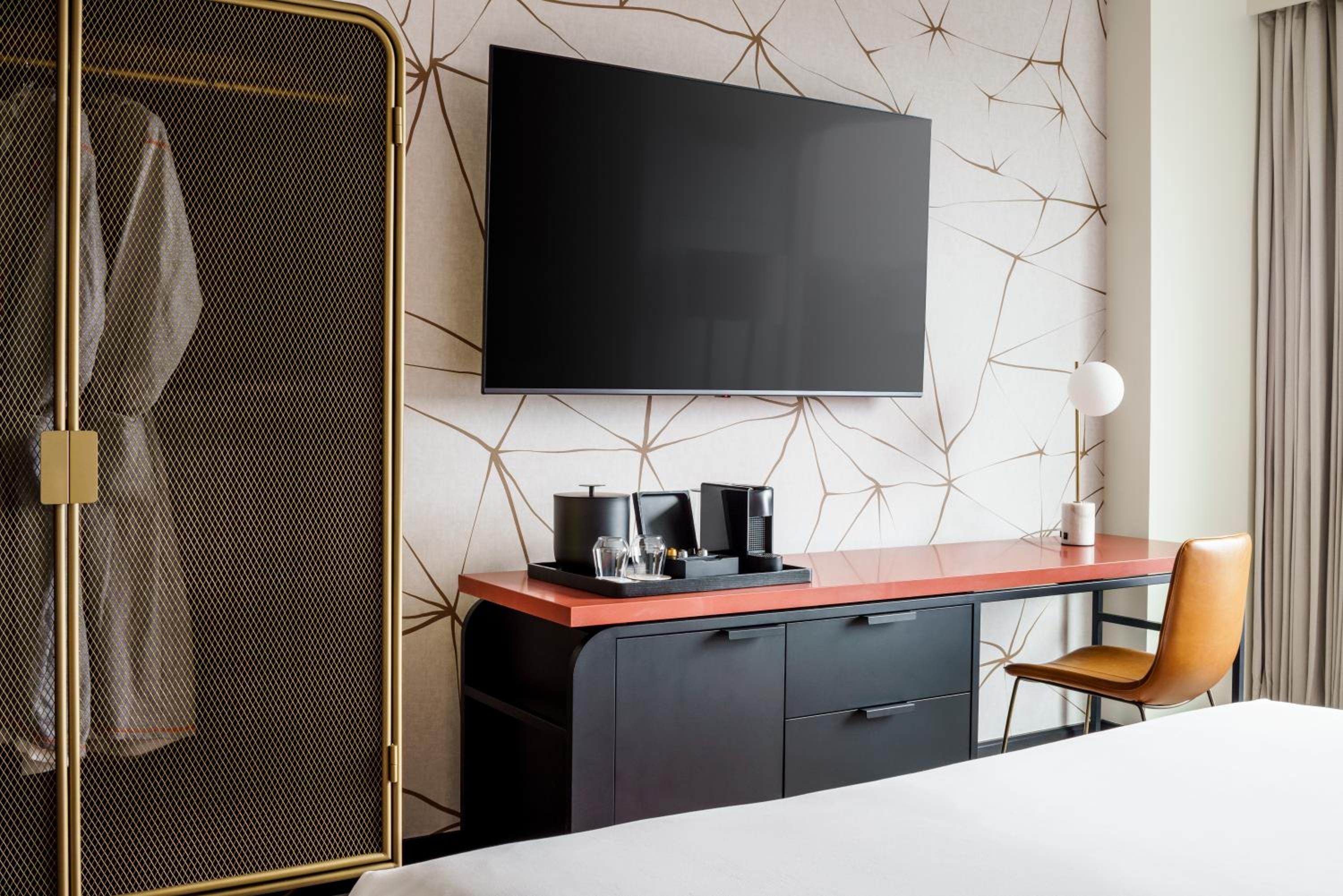 Queen Room with Two Queen Beds and City View - High Floor - Photo 8