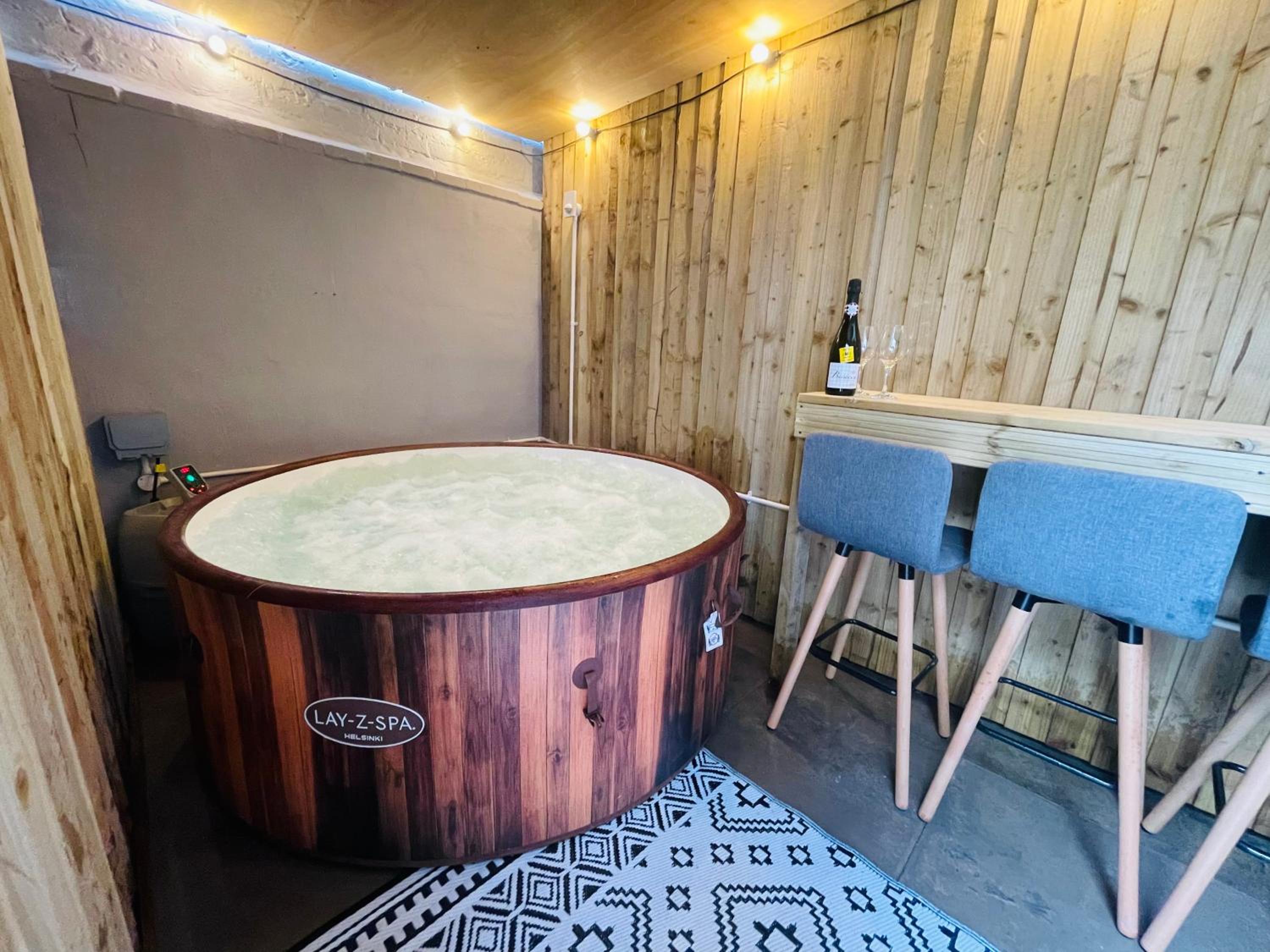 delux suite with spa bath and hot tub garden  - Photo 45