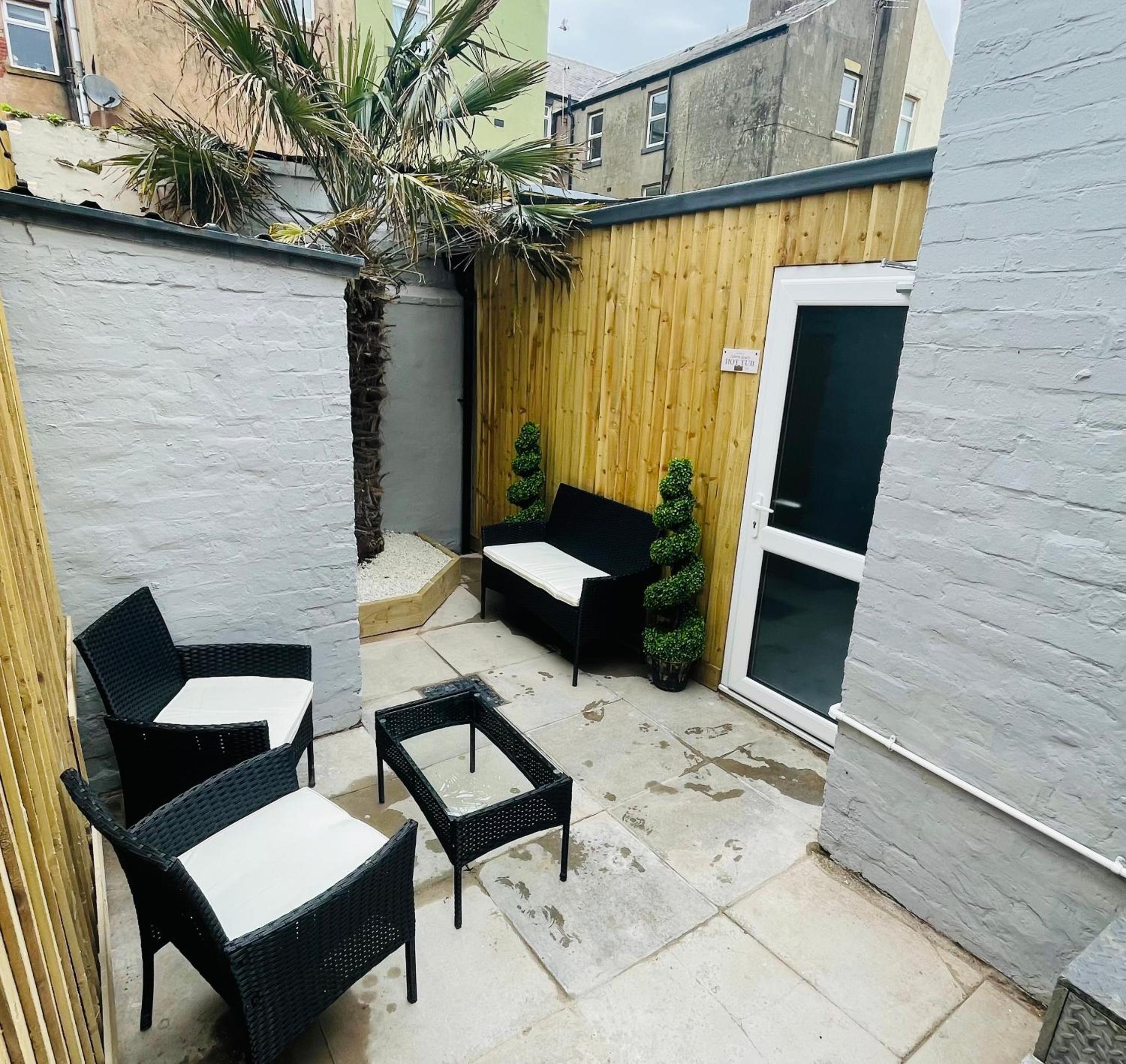 delux suite with spa bath and hot tub garden  - Photo 43