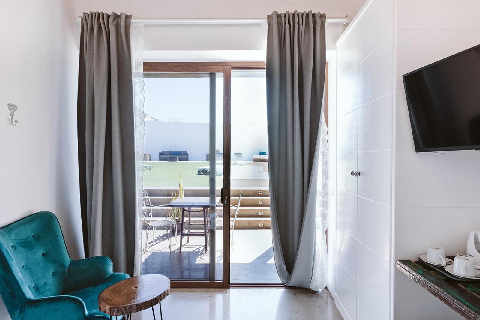 Double Room with Pool View photo 3