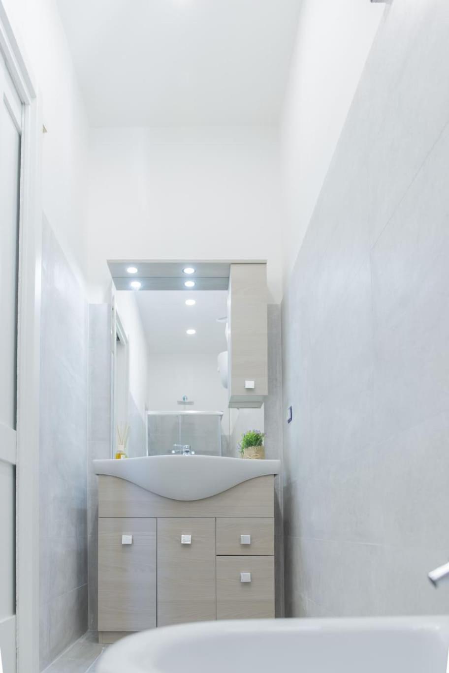 Twin Room with Private Bathroom - Photo 4