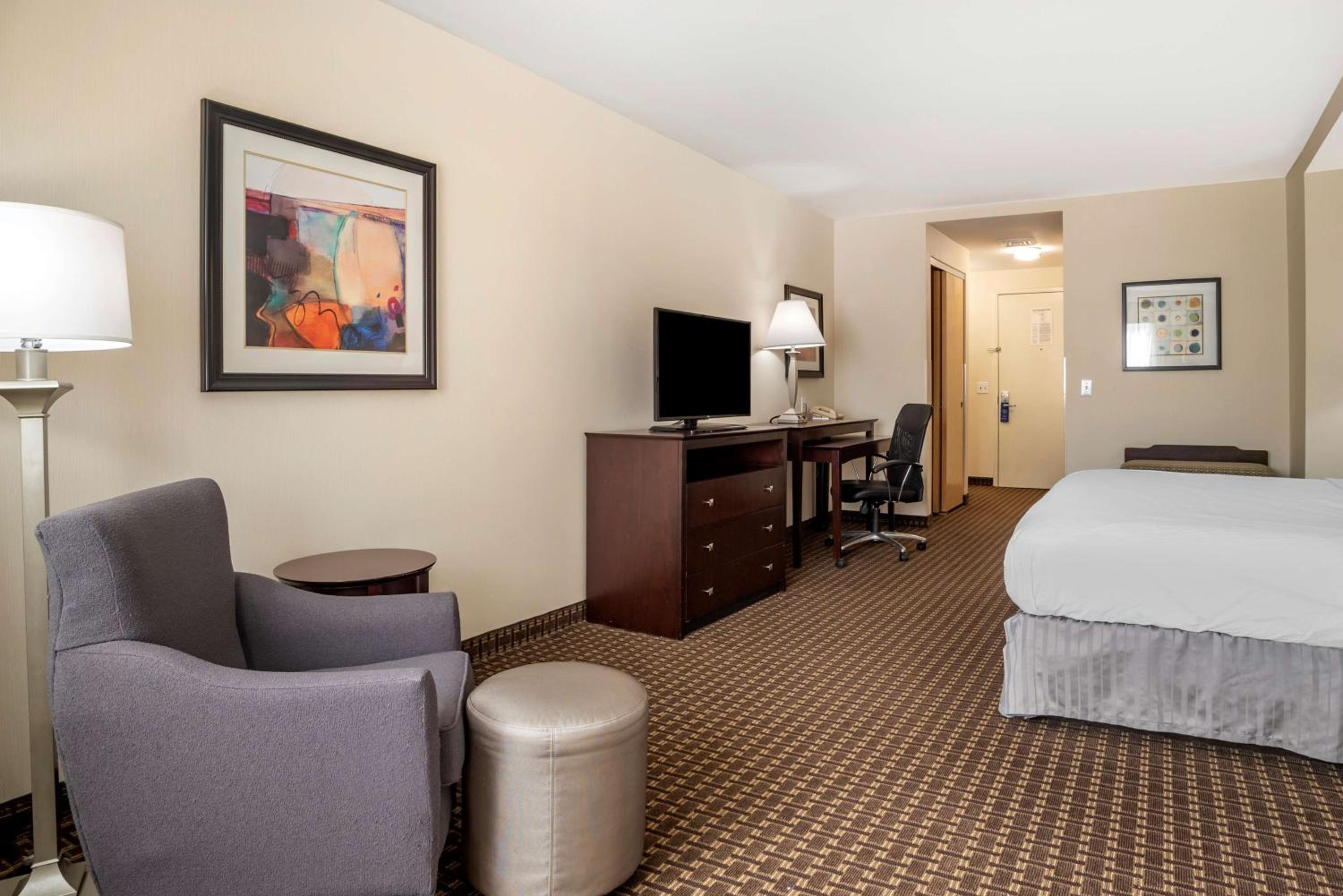 Business King Suite with Sofa Bed - Non-Smoking