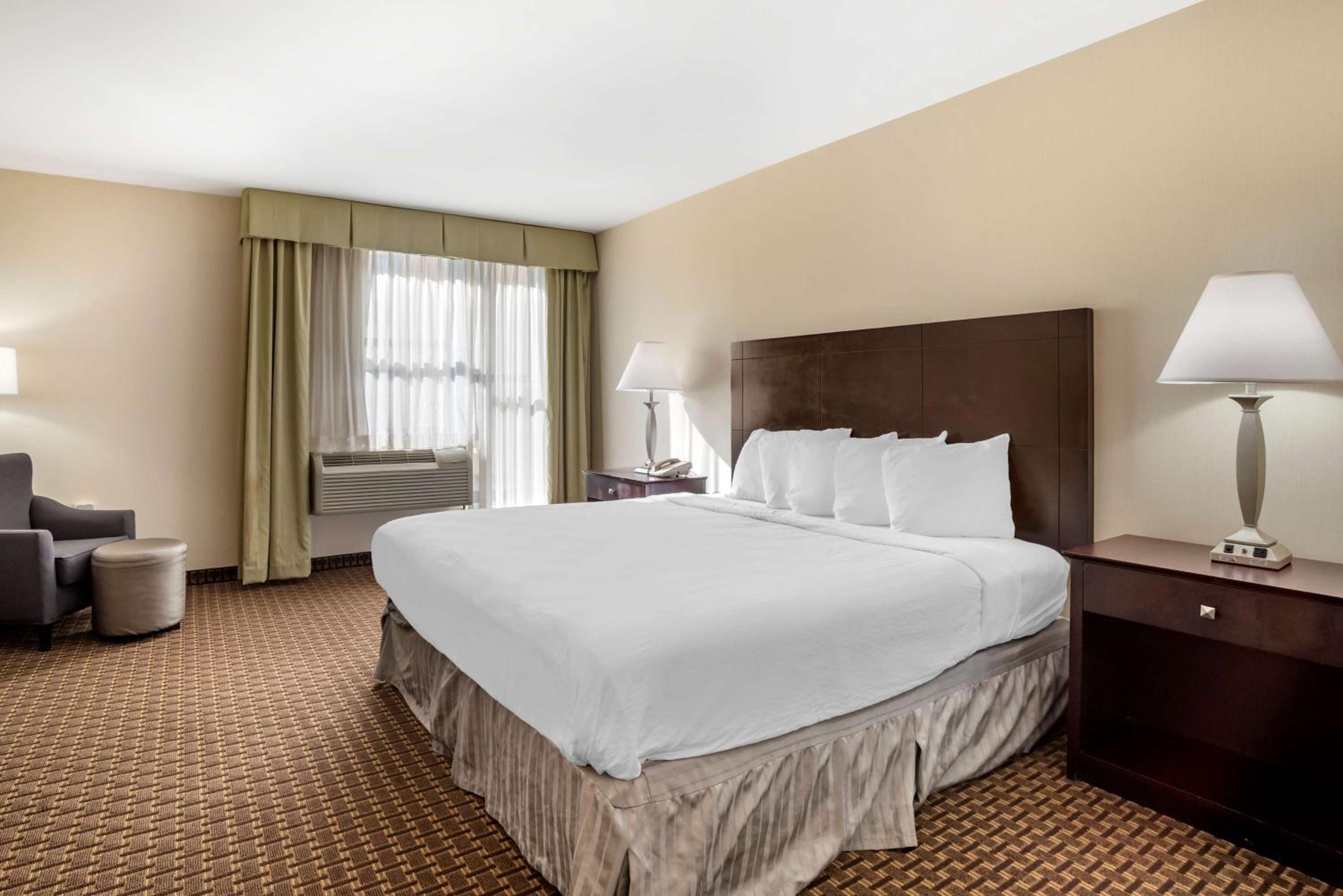 King Room with Roll-In Shower - Mobility Access photo 3