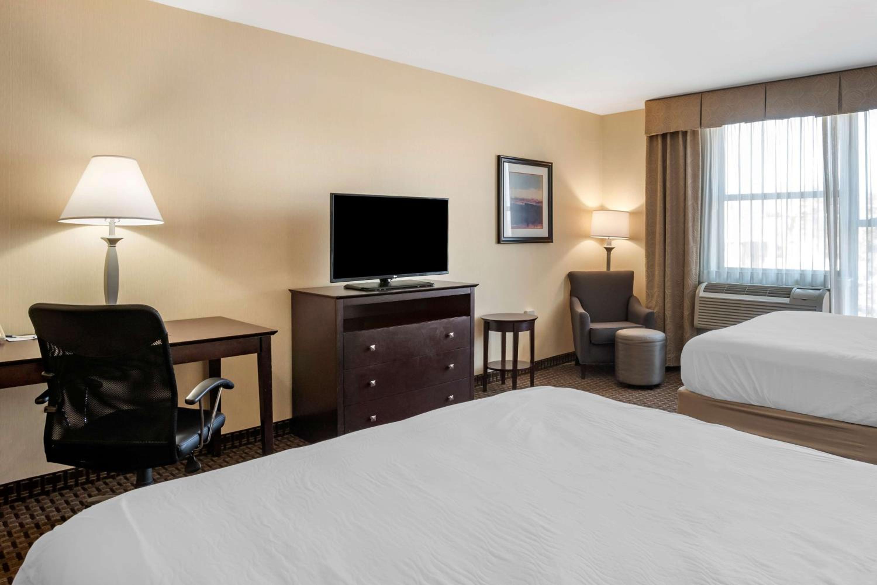 Queen Room with Two Queen Beds - Non-Smoking photo 2
