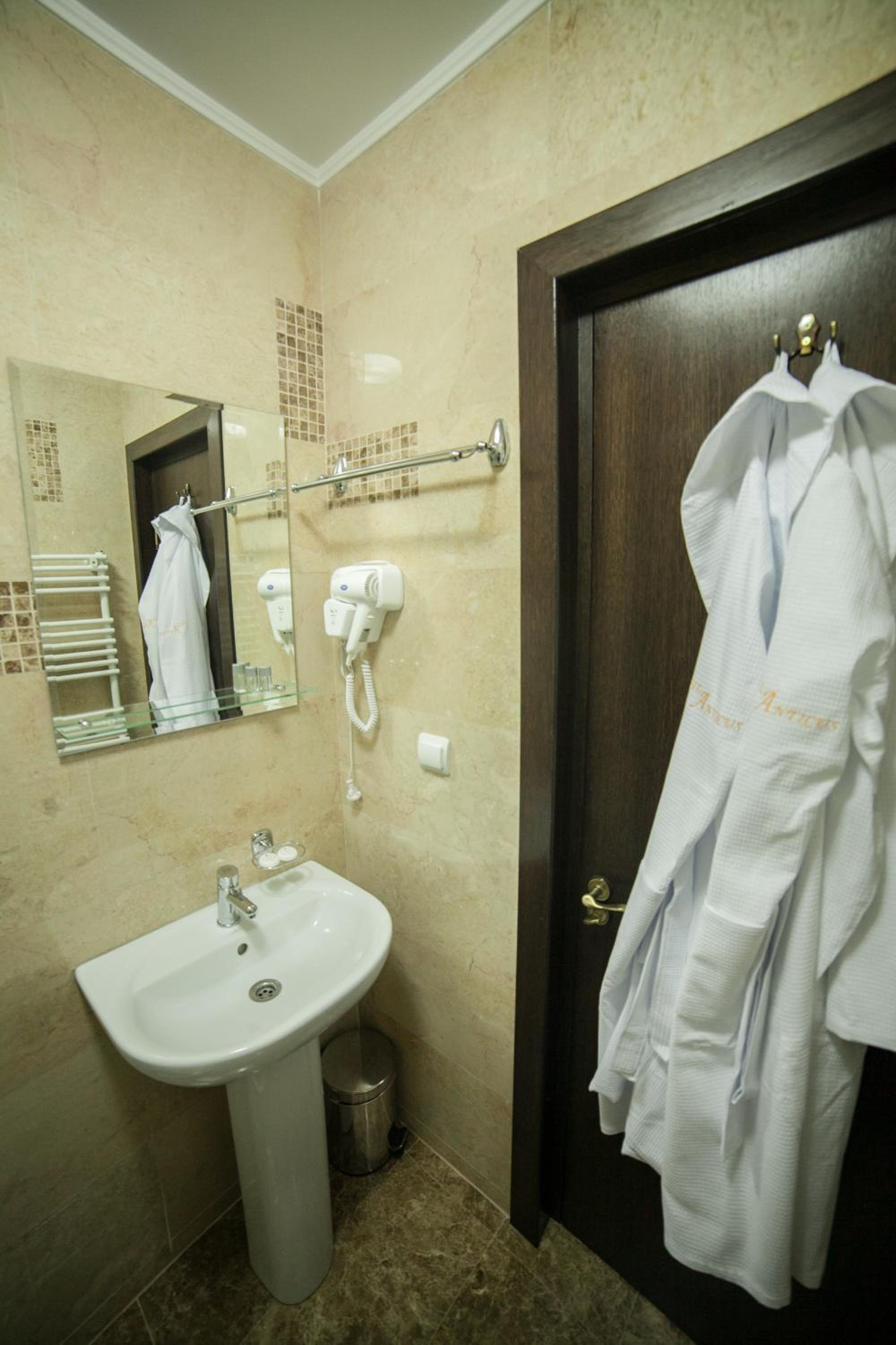 Standard Double Room - Photo 9