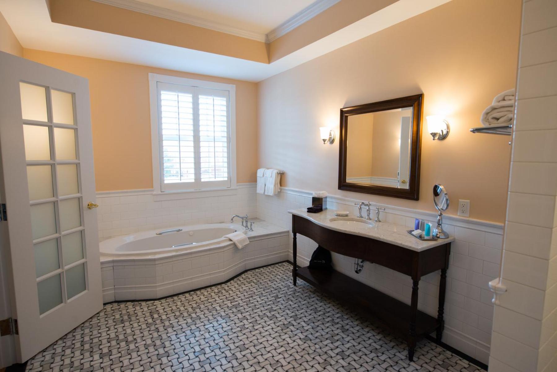 King Suite with Balcony photo 2